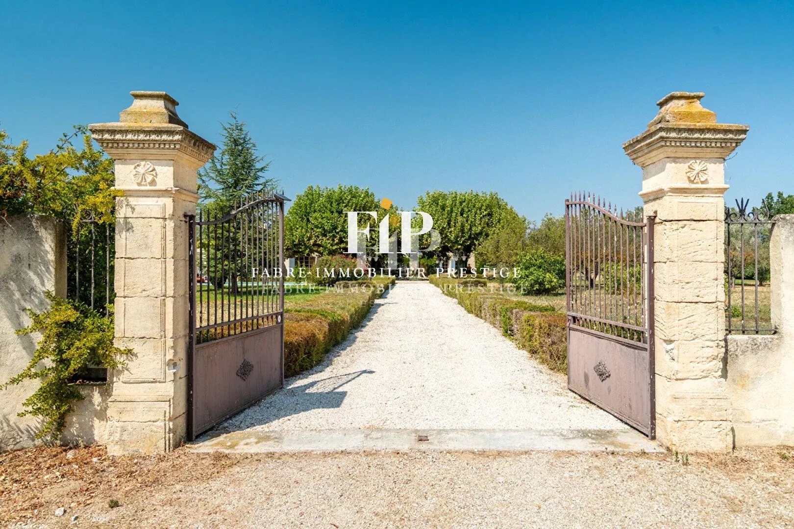 Mas/Magnanerie du XVIIIème siècle au coeur du Luberon - 490m2- Vues panoramiques proche Aix-en-Provence-Lourmarin et Avignon