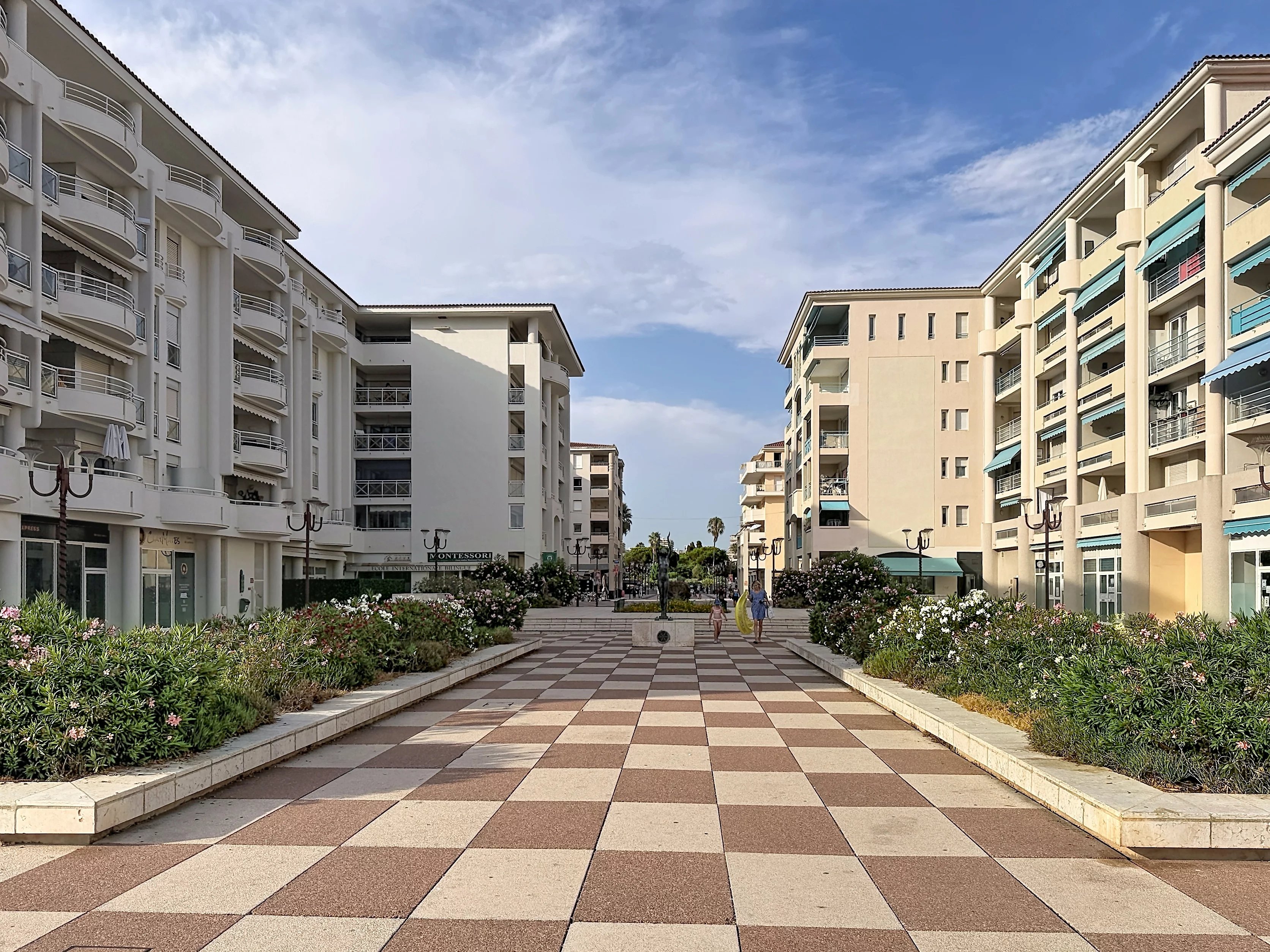 JUAN LES PINS - ENSEMBLE DE DEUX APPARTEMENTS – 102M2 - PISCINE PARC