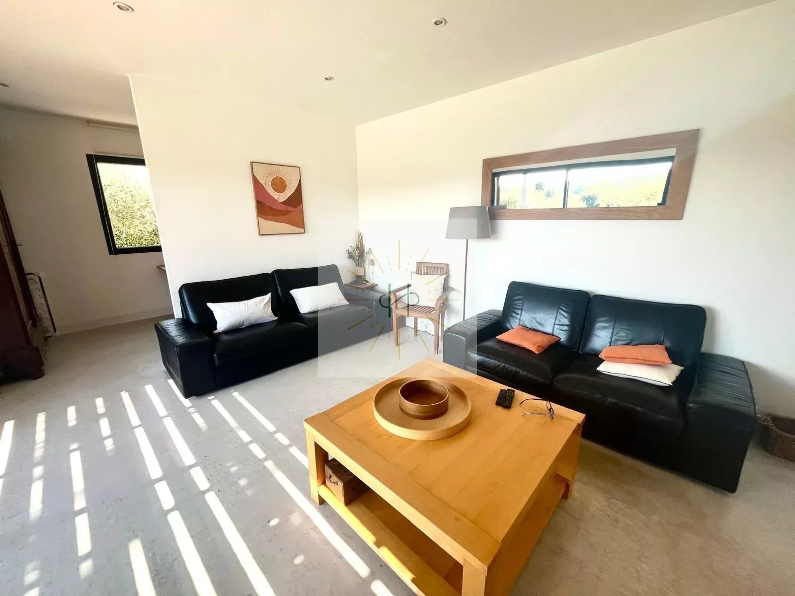 Villa contemporaine de plain-pied avec vue dégagée et piscine