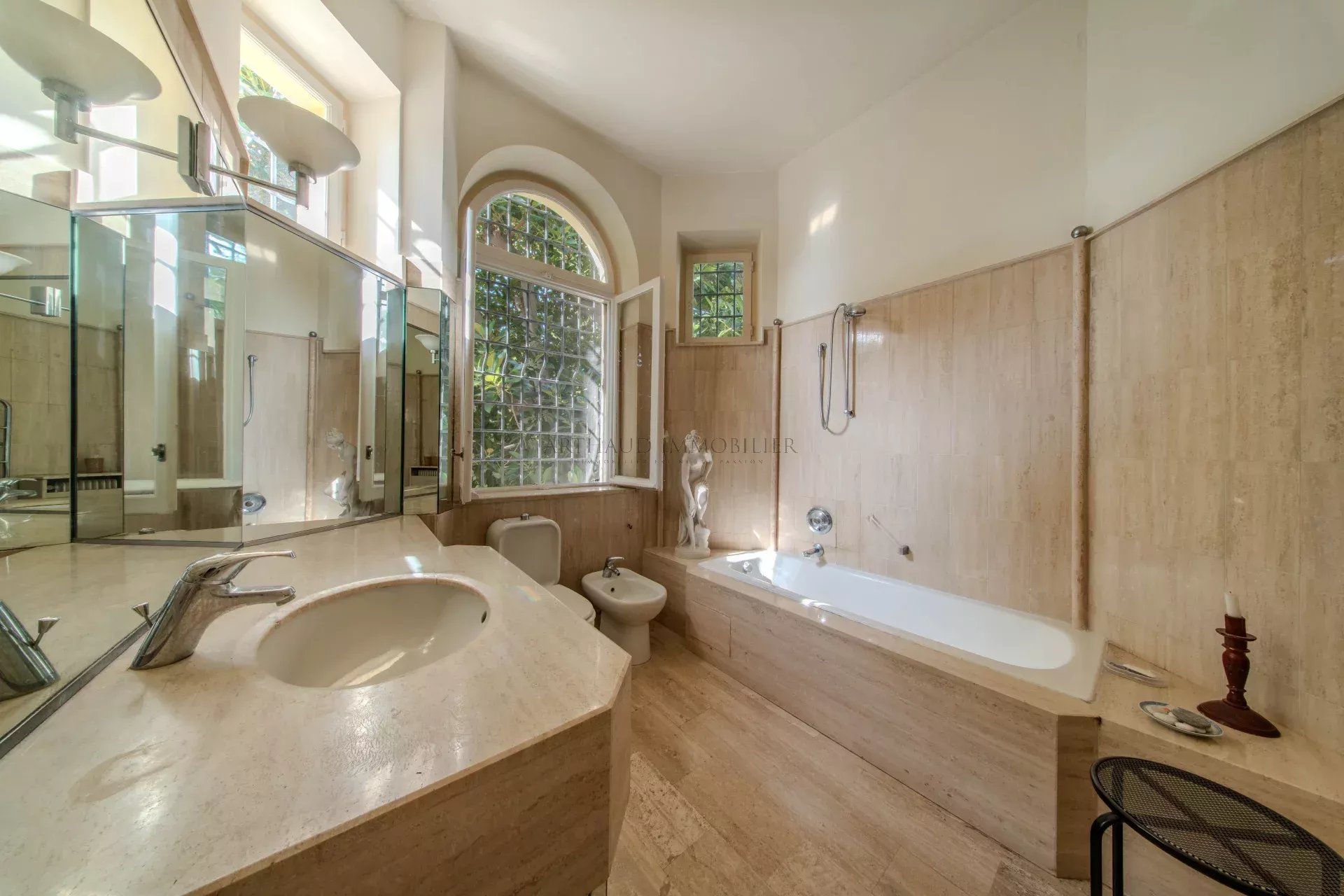 APPARTEMENT ATYPIQUE 3 PIÈCES EN DUPLEX – PISCINE – GARDIEN