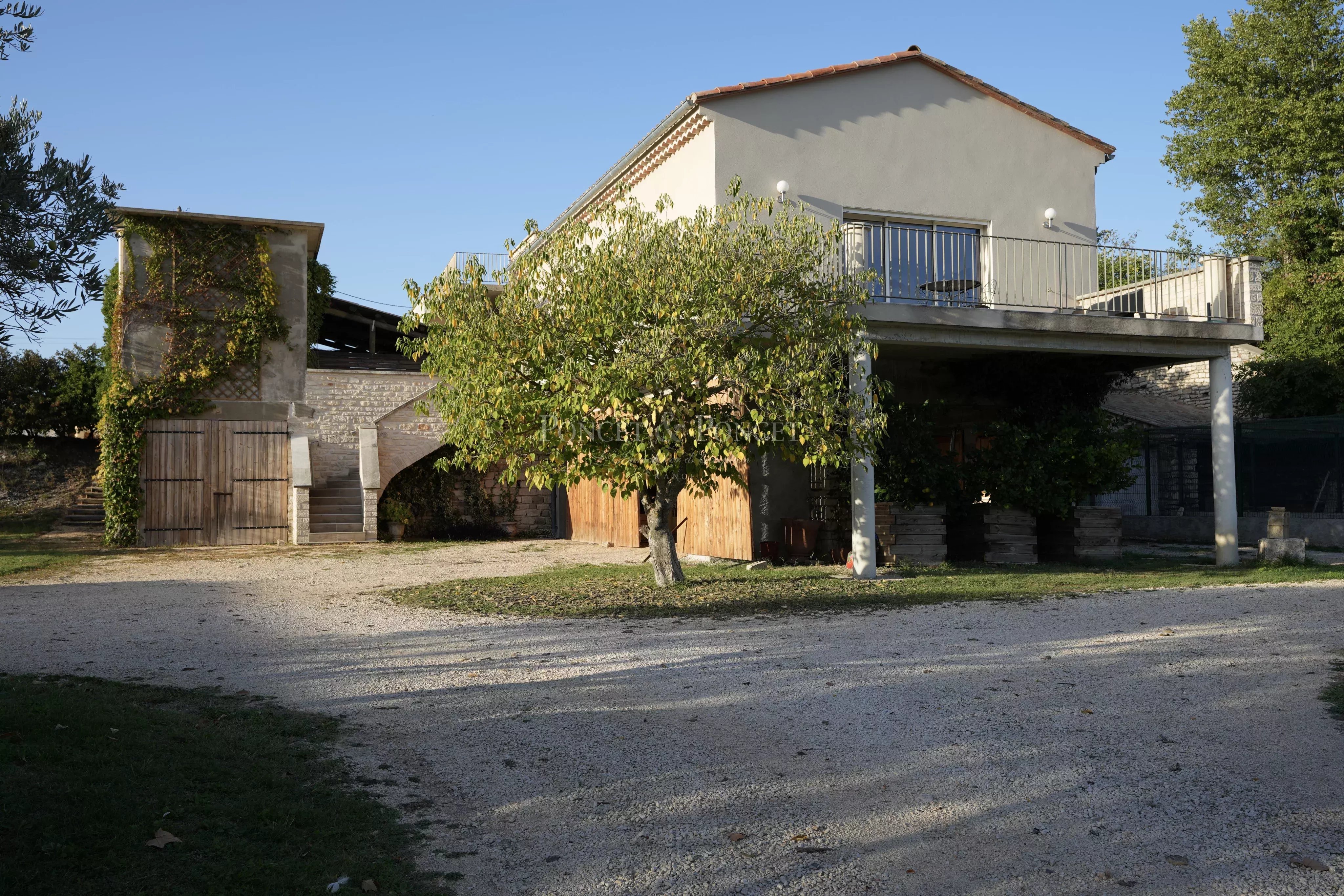3 maisons sur une vaste propriété de 8 hectares
