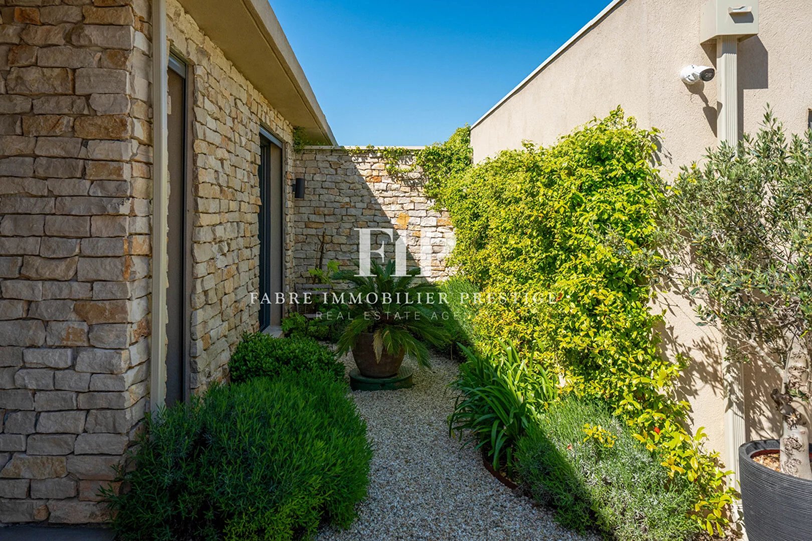 Maison contemporaine de 230m2 environ récente à 10min du centre d' Aix-en-Provence (sud/ouest)