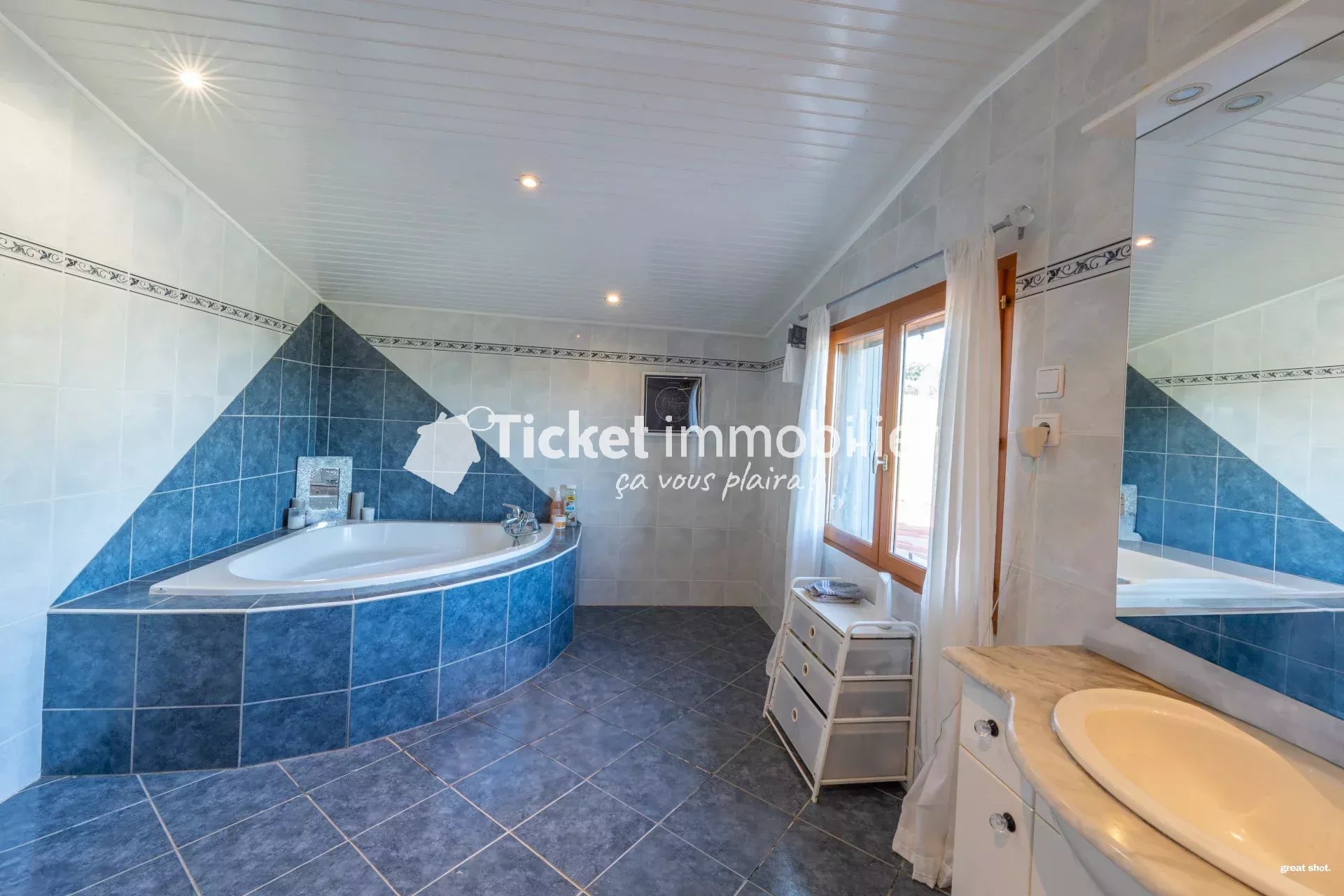 THIL - Maison T5 de 226m2 avec piscine, terrain de 9000m2 et dépendance à rénover