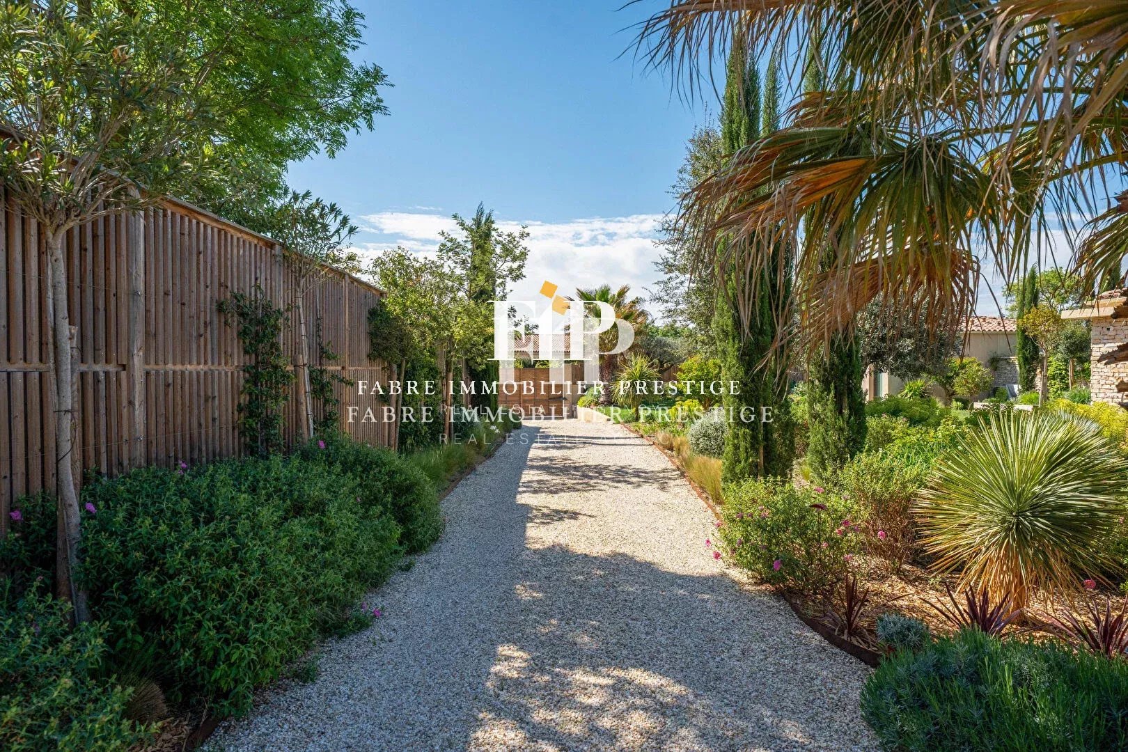 Maison contemporaine de 230m2 environ récente à 10min du centre d' Aix-en-Provence (sud/ouest)