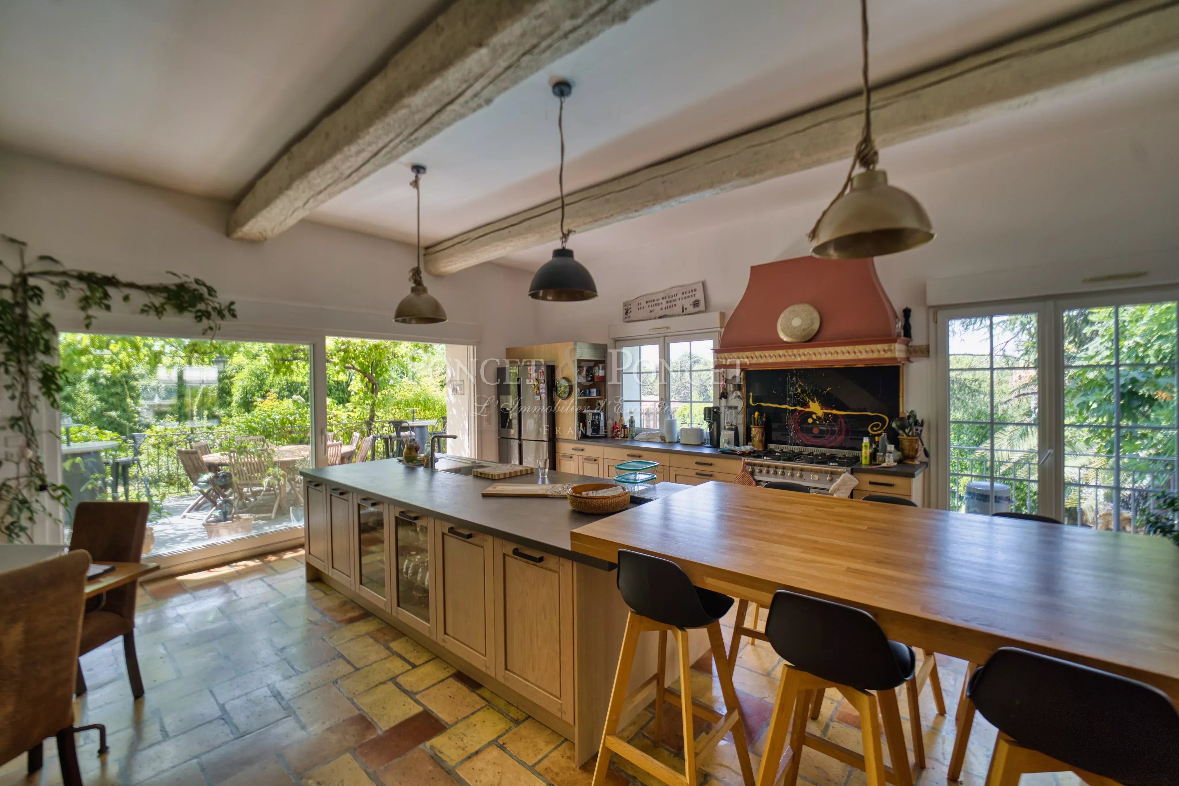 Maison en plein coeur du village avec vue dominante