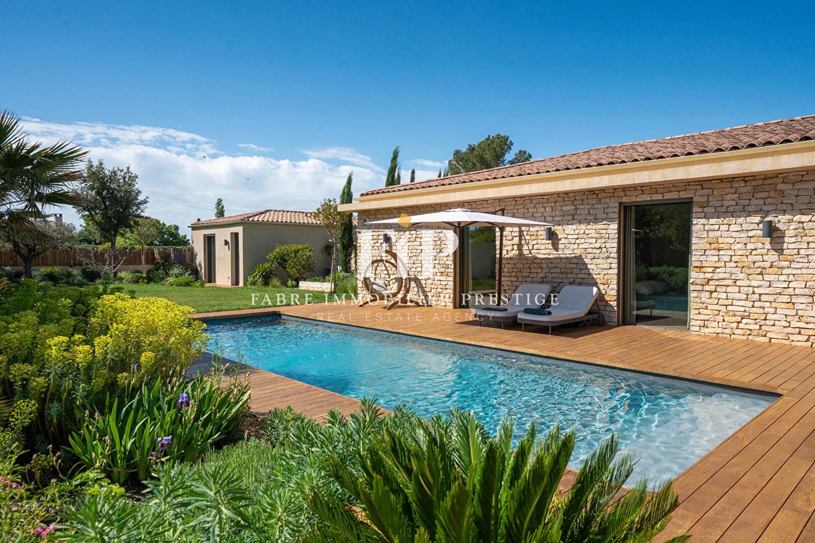 Maison contemporaine de 230m2 environ récente à 10min du centre d' Aix-en-Provence (sud/ouest)