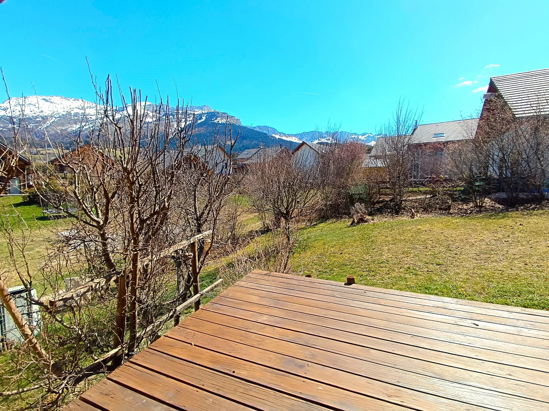Villard de Lans. Very beautiful 116m2 wooden frame house, with magnificent views of the mountains! Garden and 2 garages.
