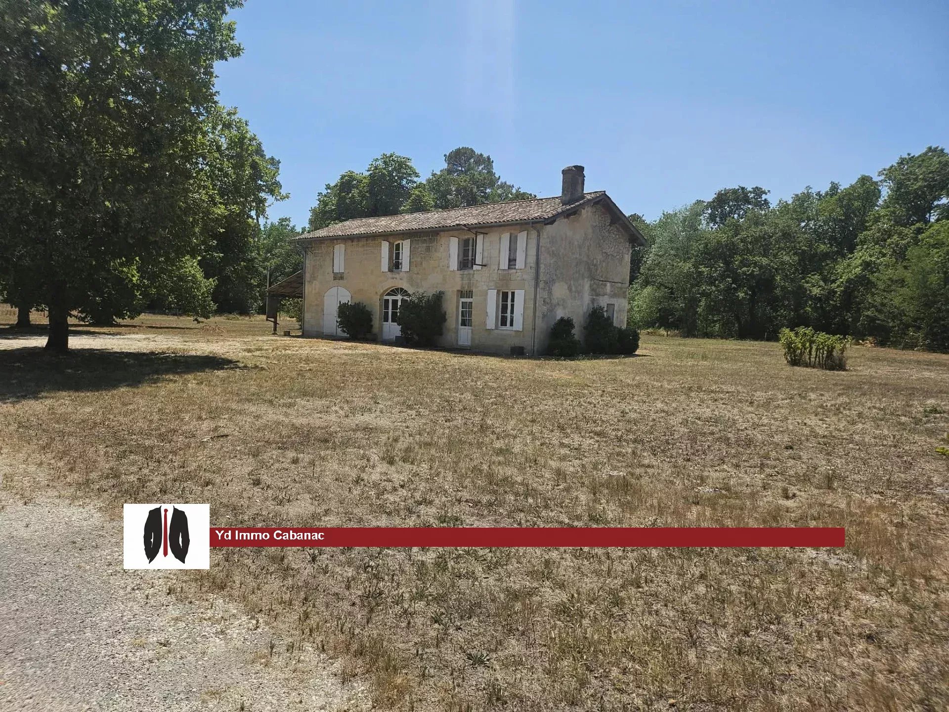 À LOUER – Propriété de caractère en pierre avec maison principale, maison de gardien et vaste terrain