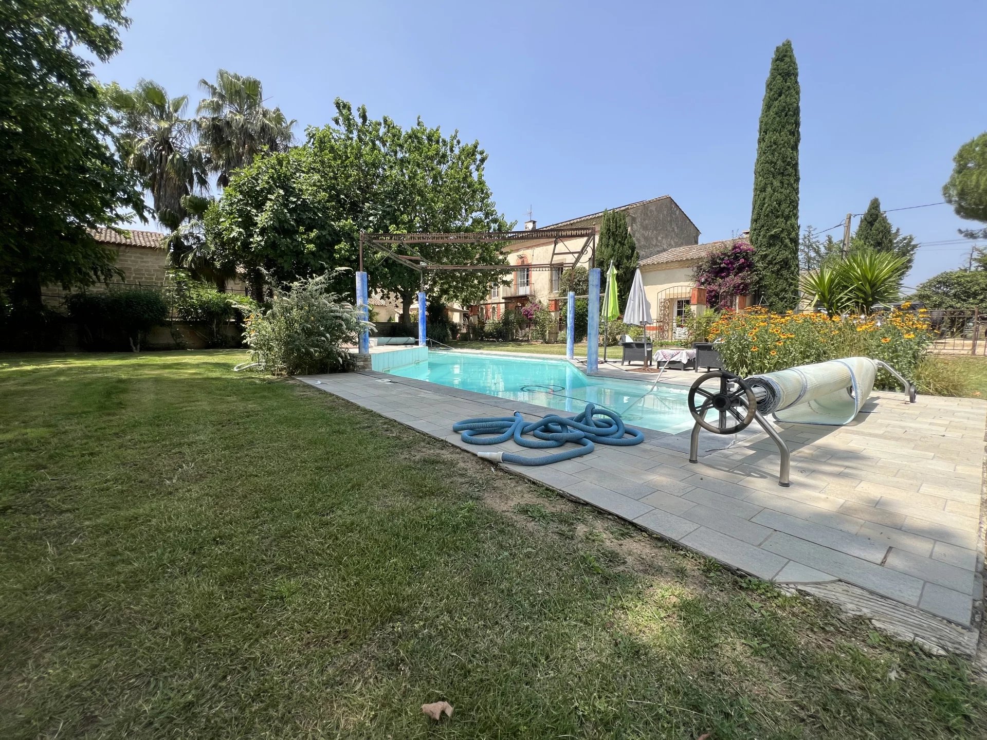Cailar, Mas 380m² plus 120m² de combles à aménager, 6chs sur parcelle 8000m² avec piscine