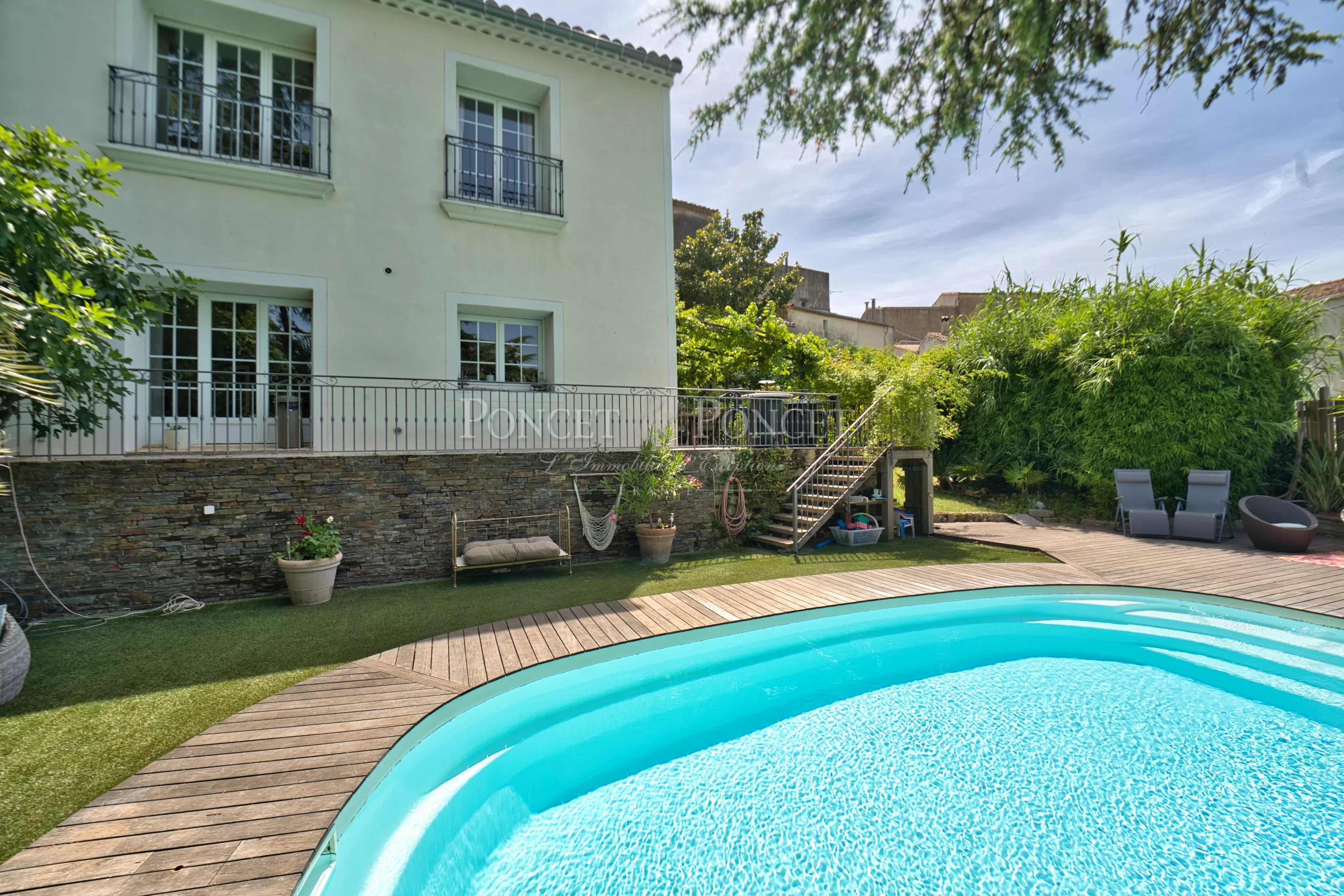 Maison en plein coeur du village avec vue dominante