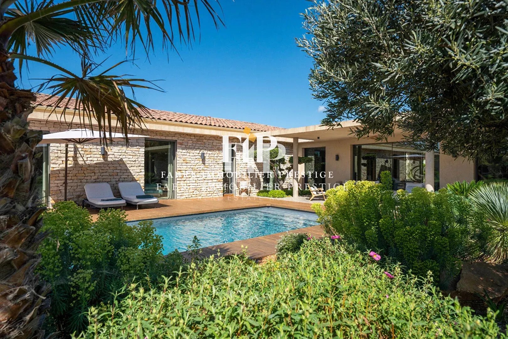 Maison contemporaine de 230m2 environ récente à 10min du centre d' Aix-en-Provence (sud/ouest)