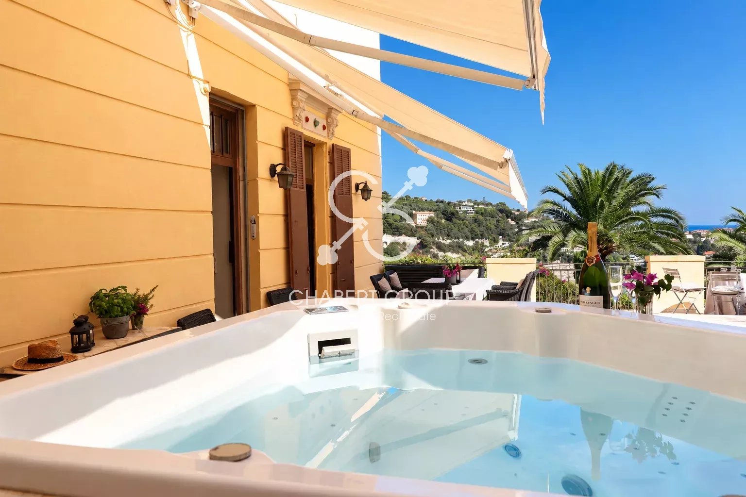 VILLEFRANCHE-SUR-MER – APPARTEMENT – 4 PIÈCES – 85 M² – TERRASSE DE 95 M² – STUDIO INDÉPENDANT DE 33 M² - GARAGE
