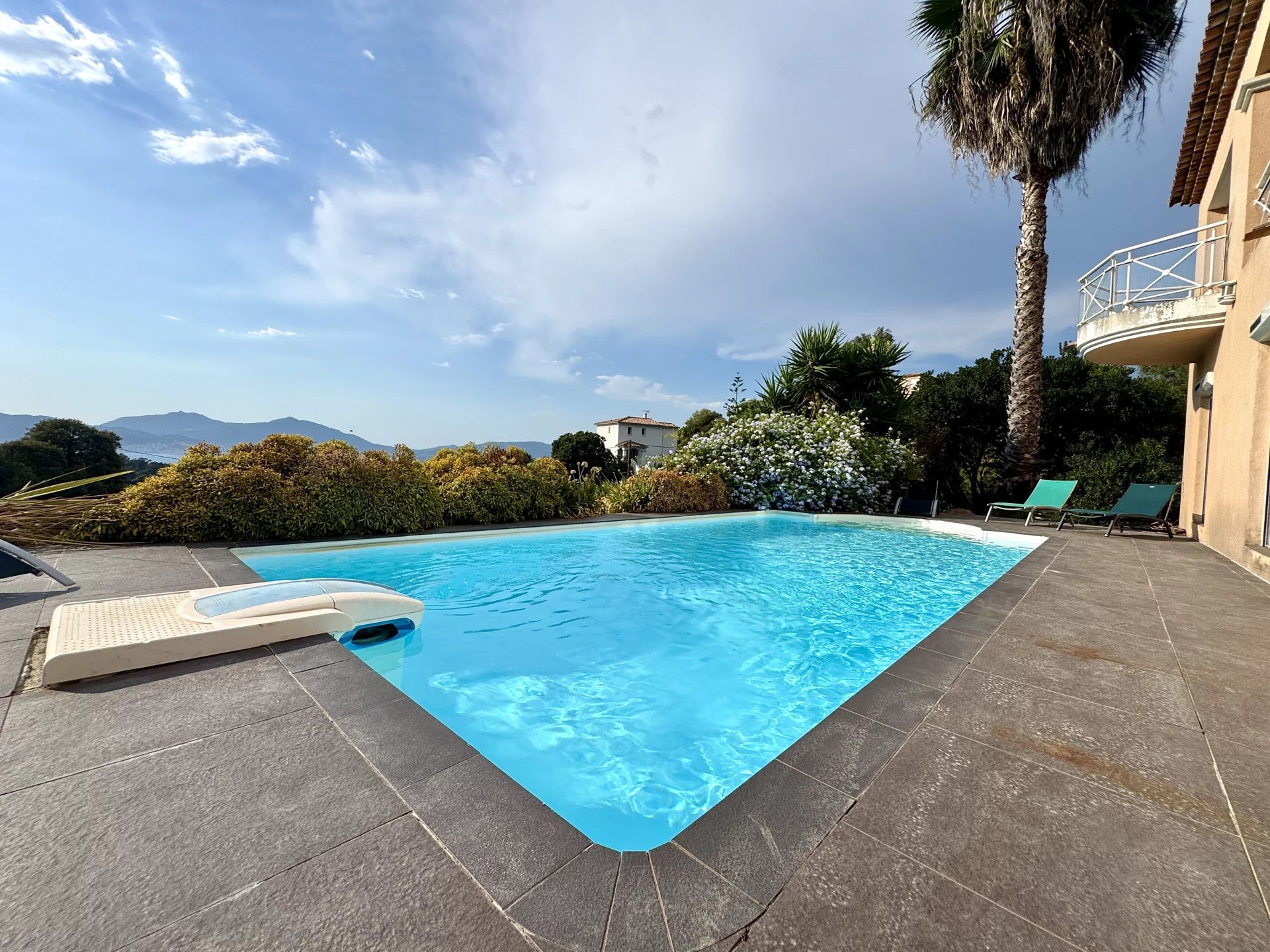 PORTICCIO – VILLA AVEC PISCINE ET VUE PANORAMIQUE SUR LE GOLFE D’AJACCIO