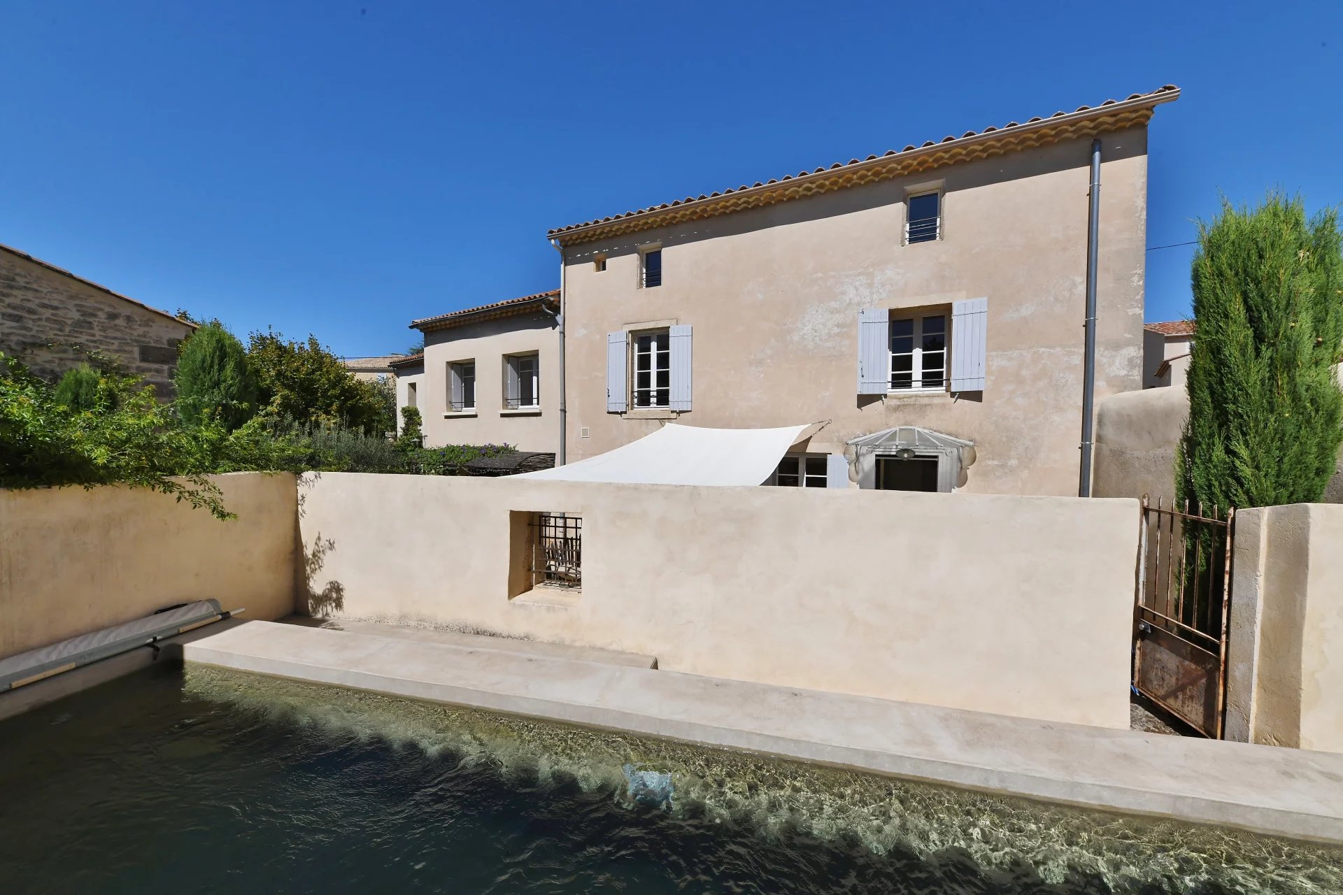 Maison de village avec jardin, bassin de nage et dépendance...