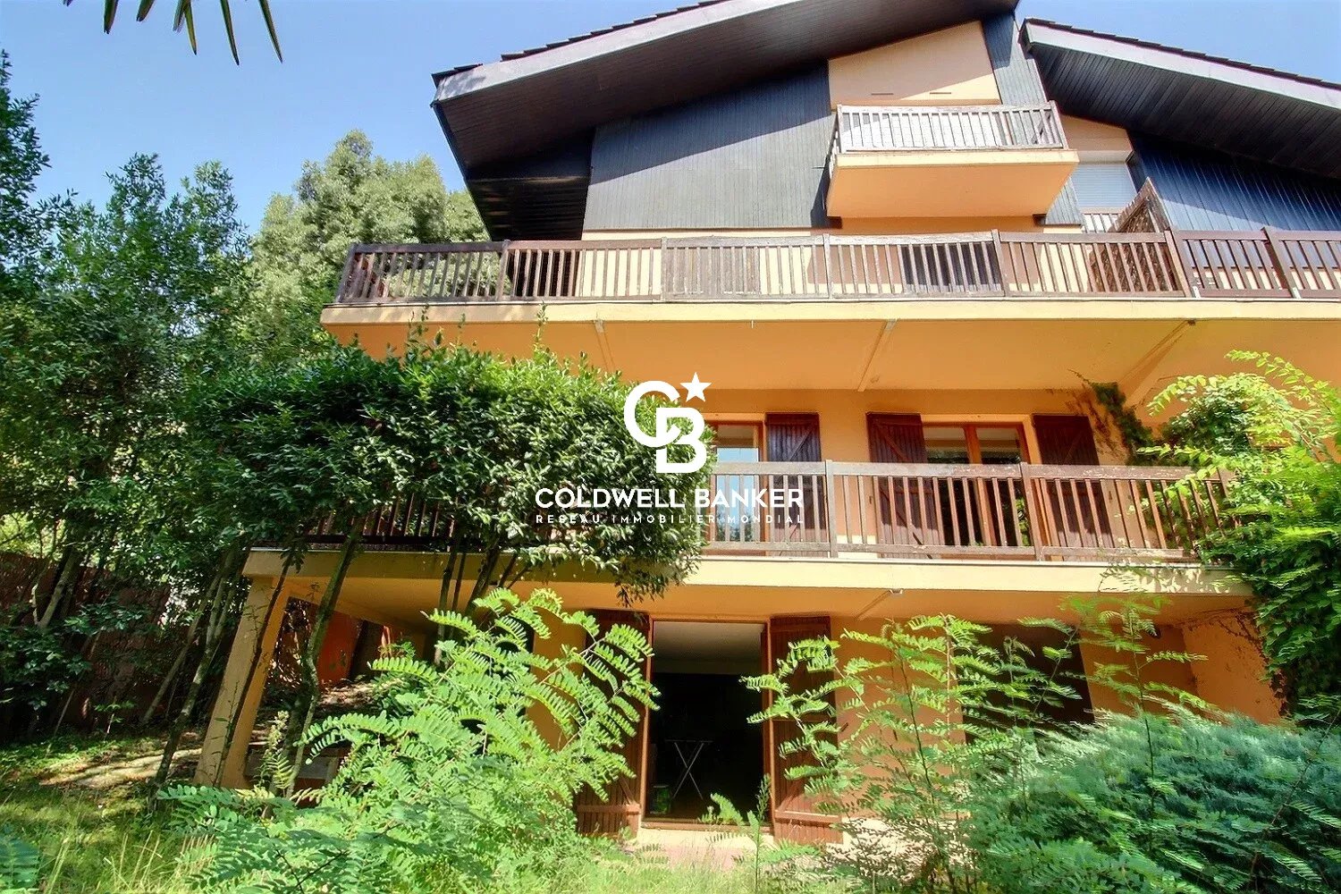 Guesthouse Opportunity – Triplex with 6 Suites – Near Pereire