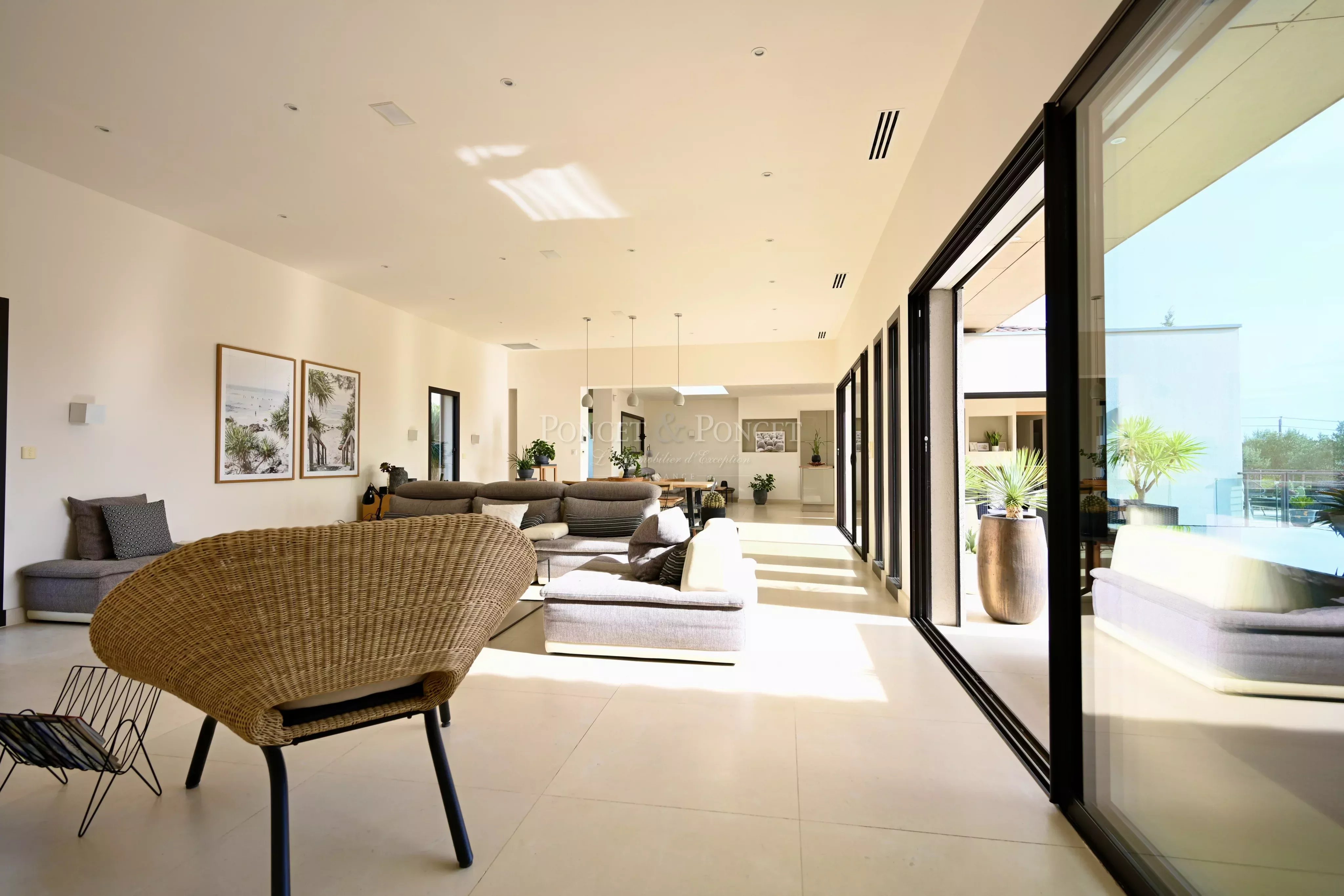 Villa contemporaine de plain pied avec avec vue panoramique sur les vignes et les collines environnantes