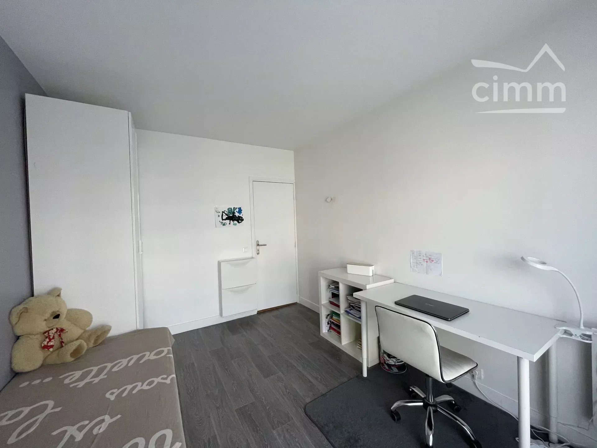 Verdure et beaux volumes pour ce T4 avec loggia, caves et parkings