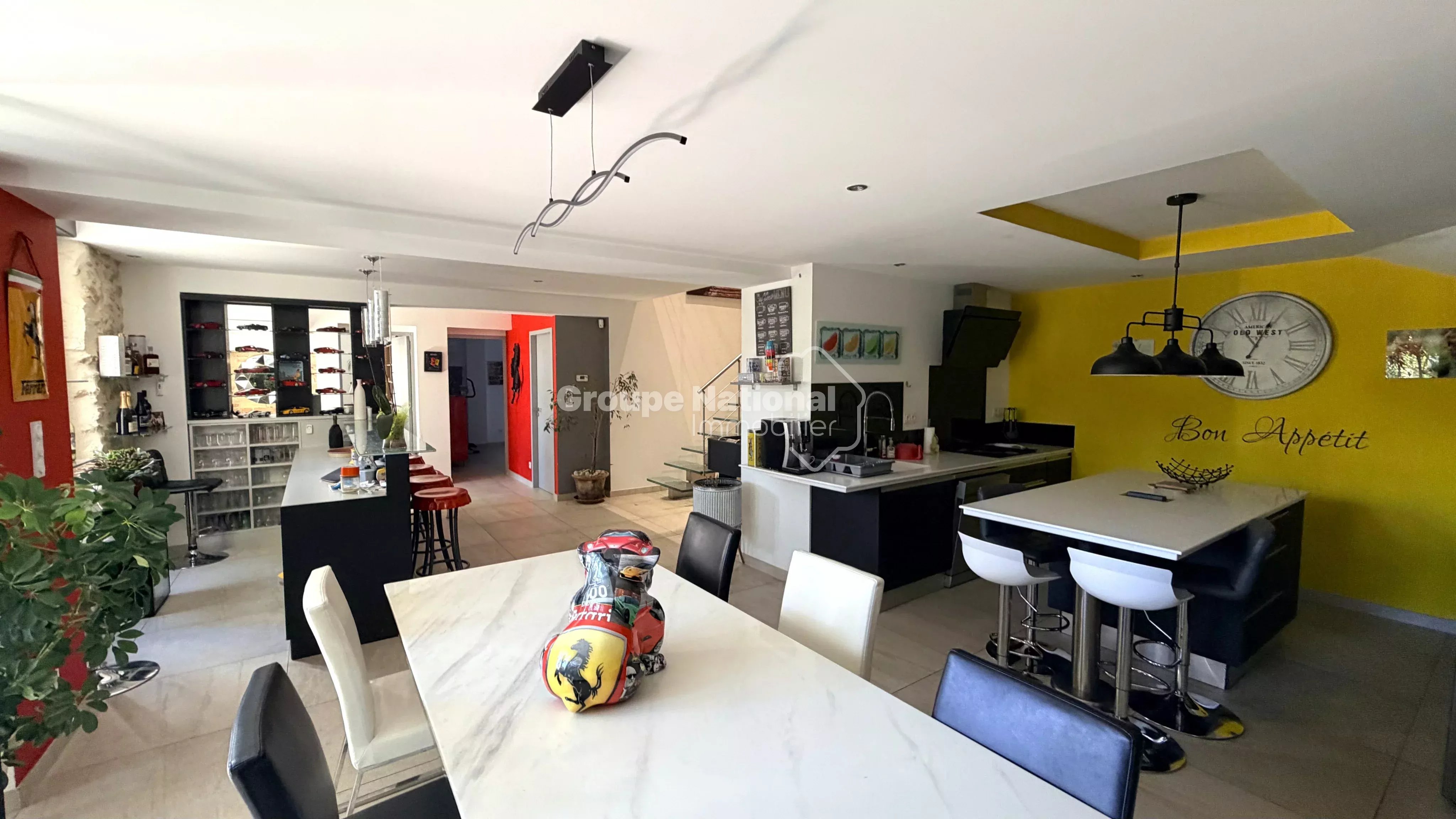 BEDARRIDES - MAS RENOVE EN 2016 DANS UN MAGNIFIQUE PARC ARBORE DE 5 810 M² AVEC PISCINE, 4 GARAGES