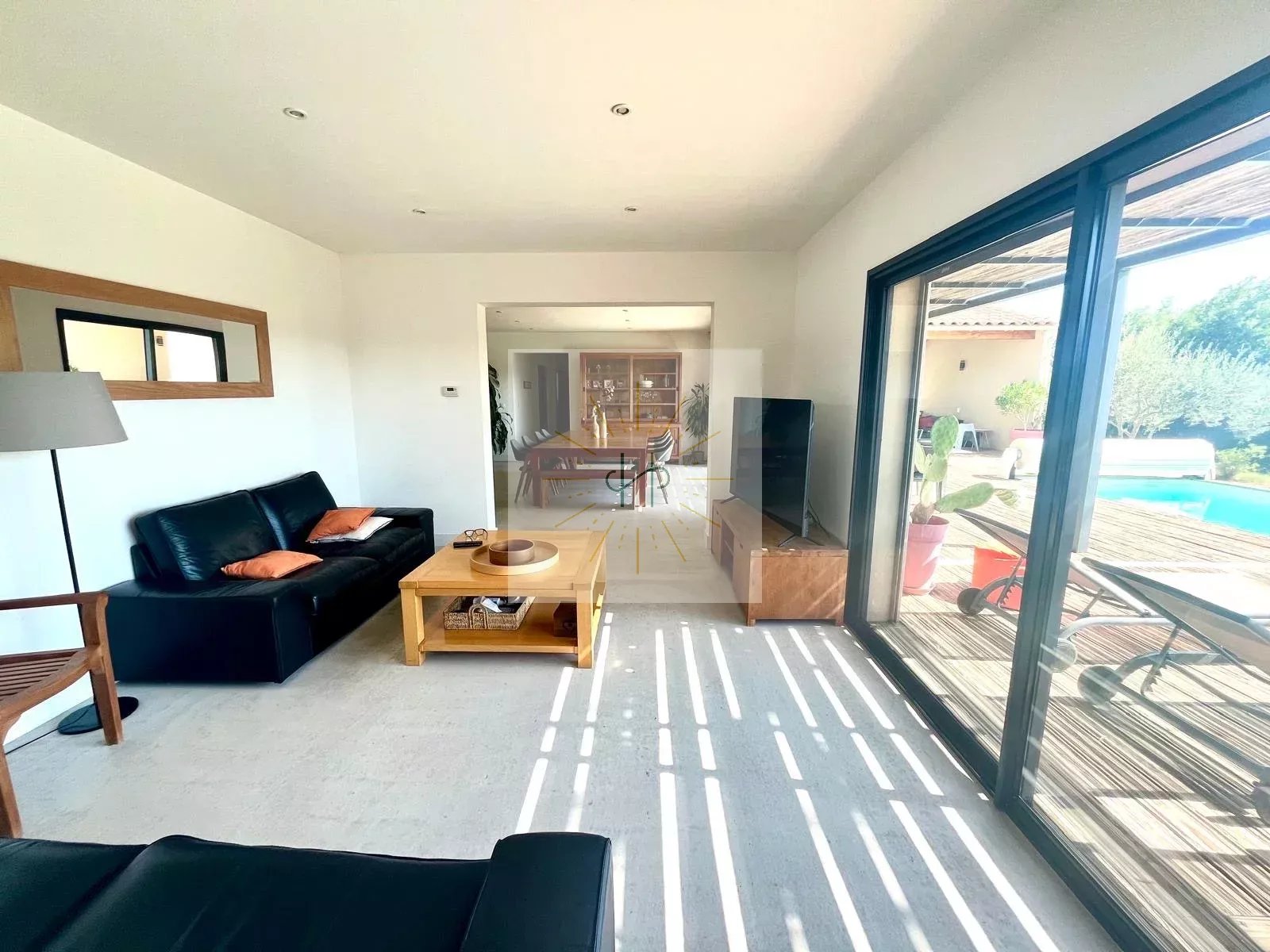 Villa contemporaine de plain-pied avec vue dégagée et piscine