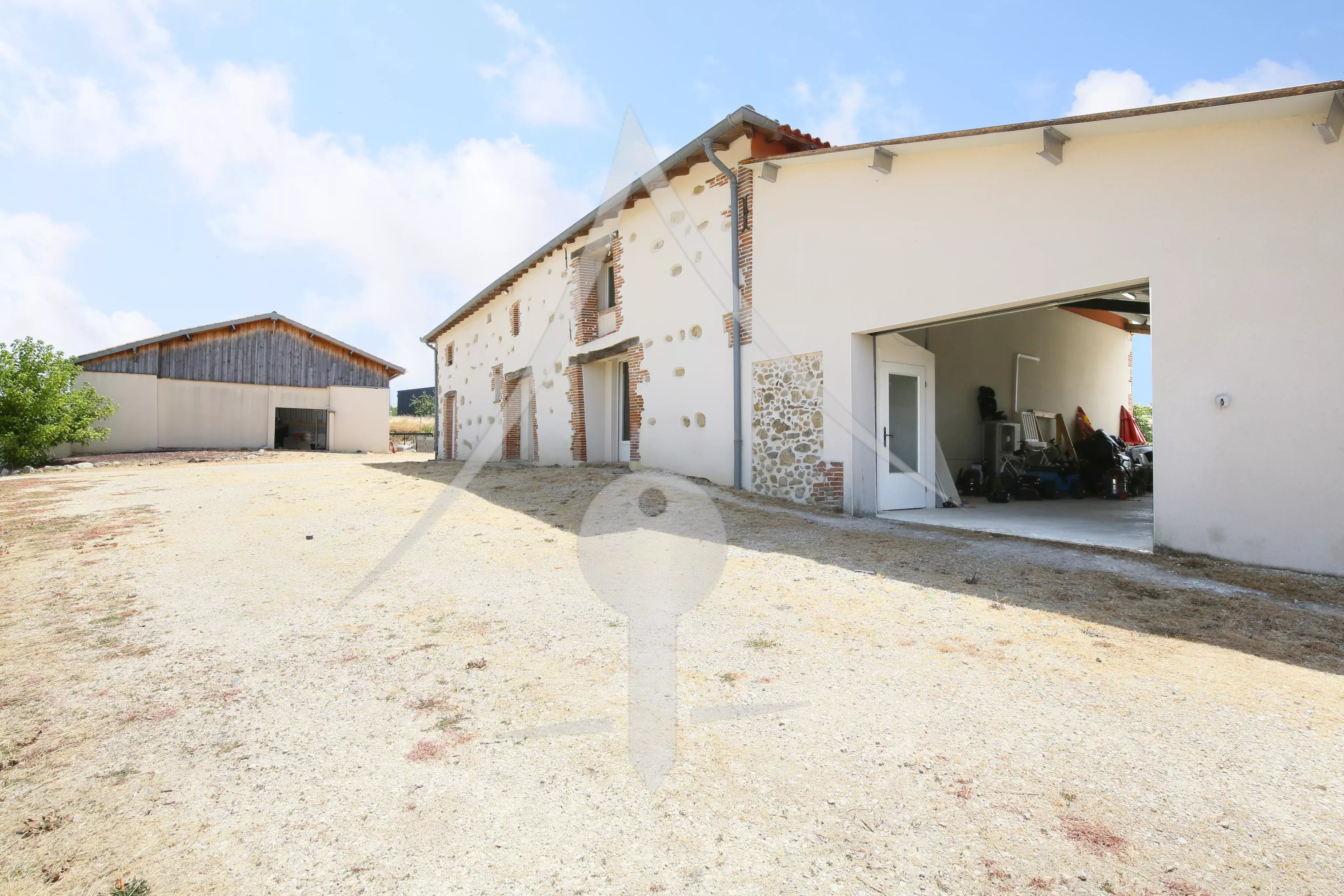 SUPERBE DOMAINE AVEC DÉPENDANCES ET PISCINE