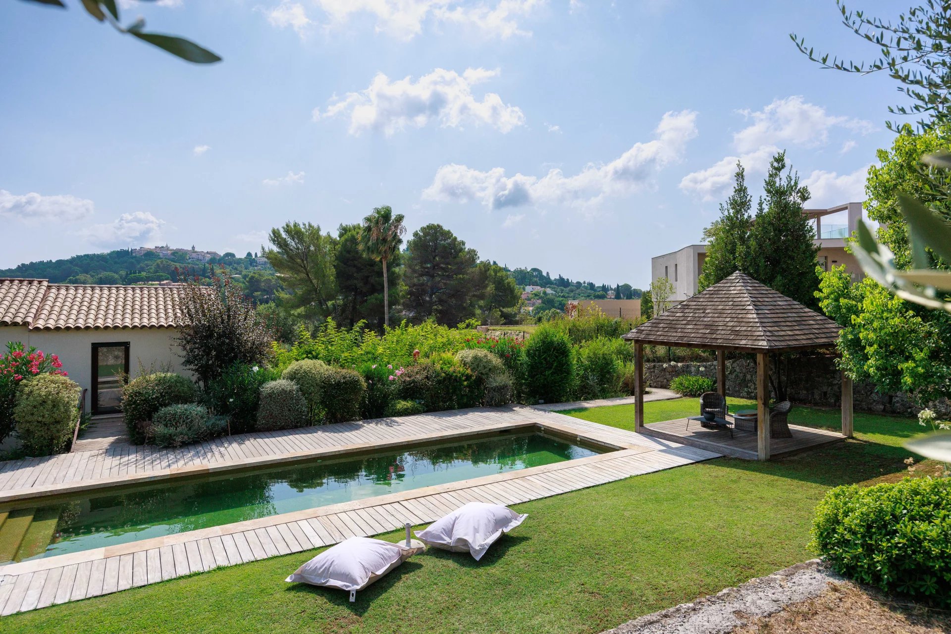 MOUGINS - Élegante bastide renovée de 1887  – Quartier résidentiel au calme à proximité des commerces