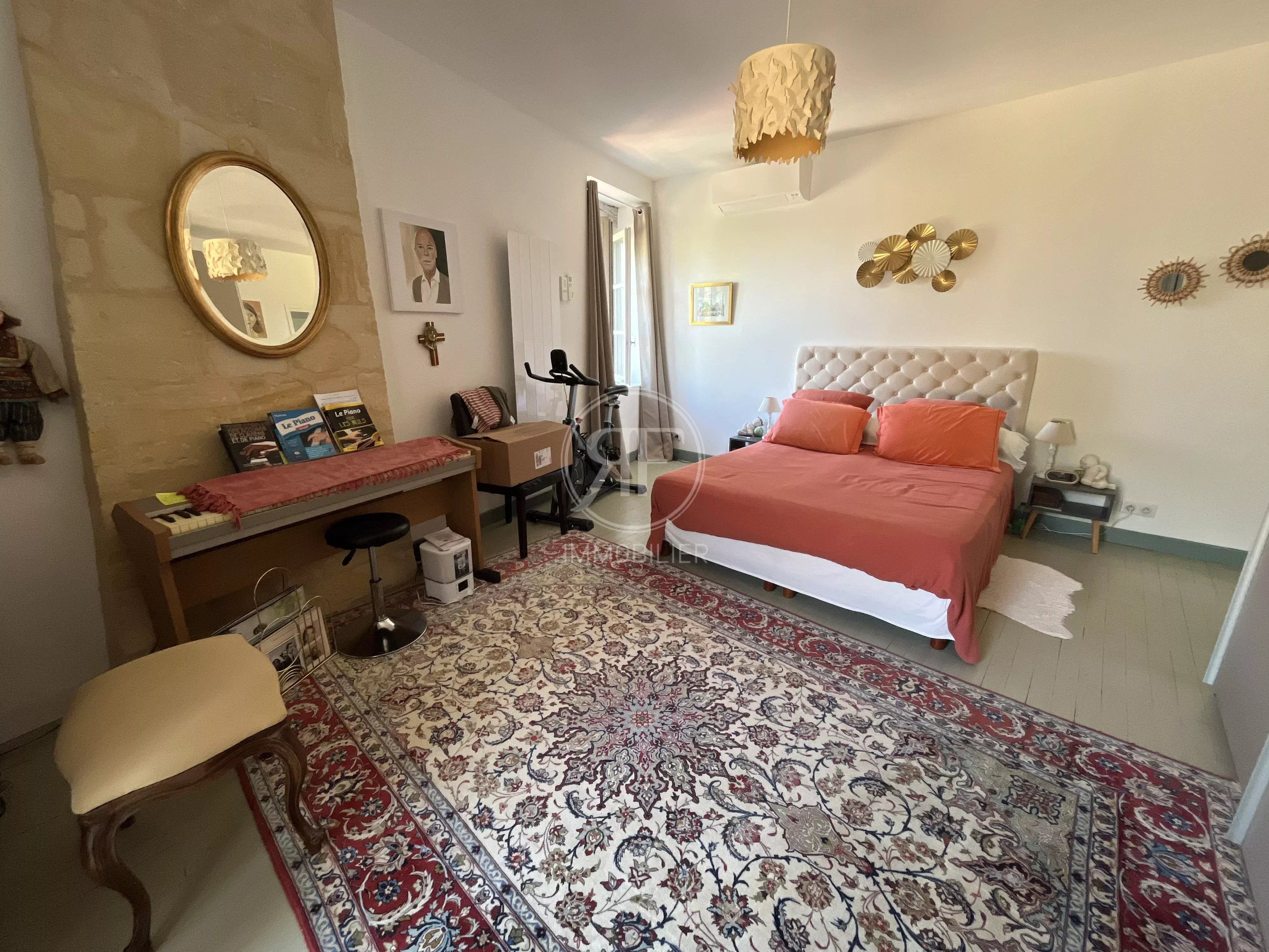 Maison familiale + dépendances avec jardin et piscine