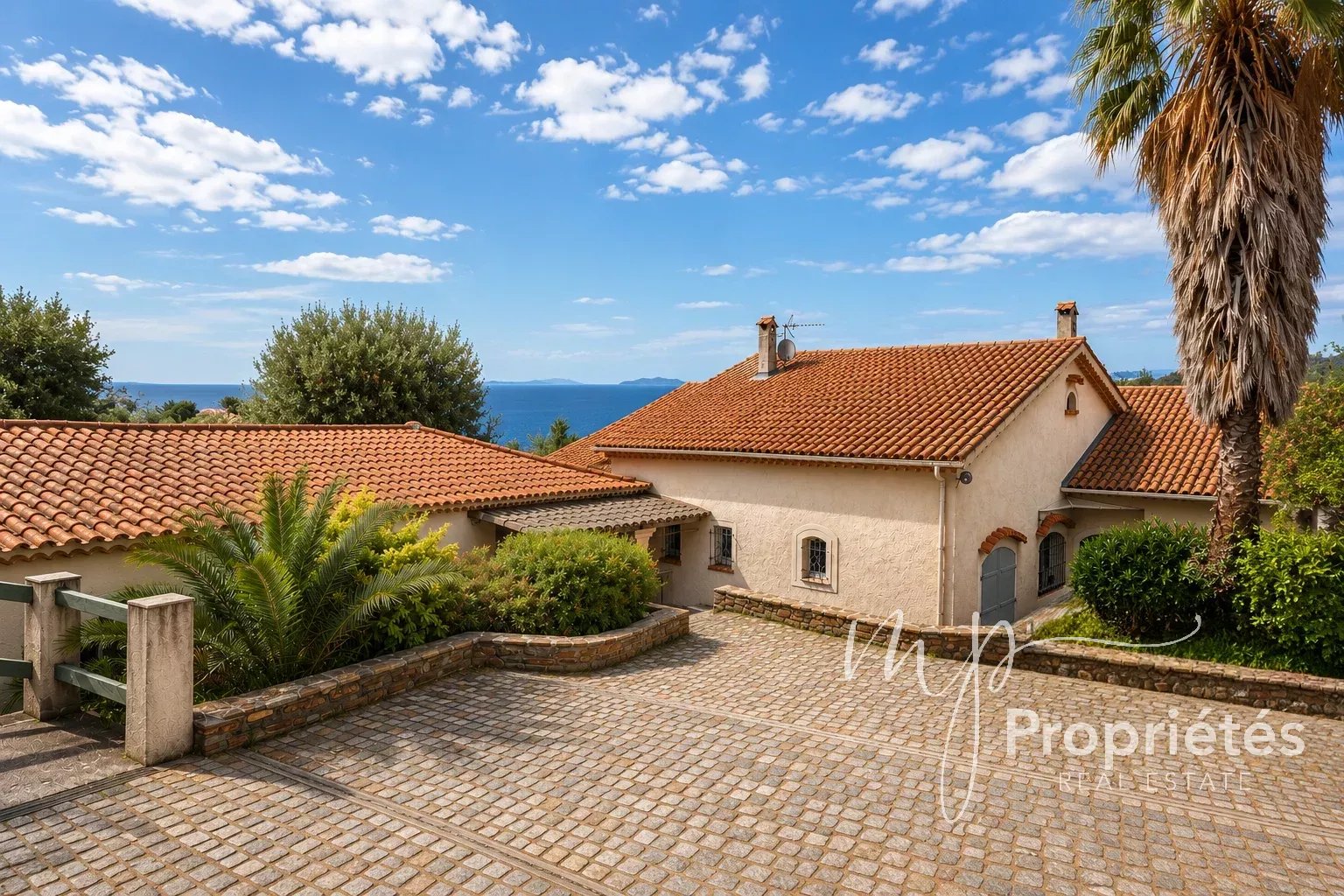 A VENDRE VILLA Rayol Canadel VUE MER PANORAMIQUE ET ACCÈS PLAGE À PIED