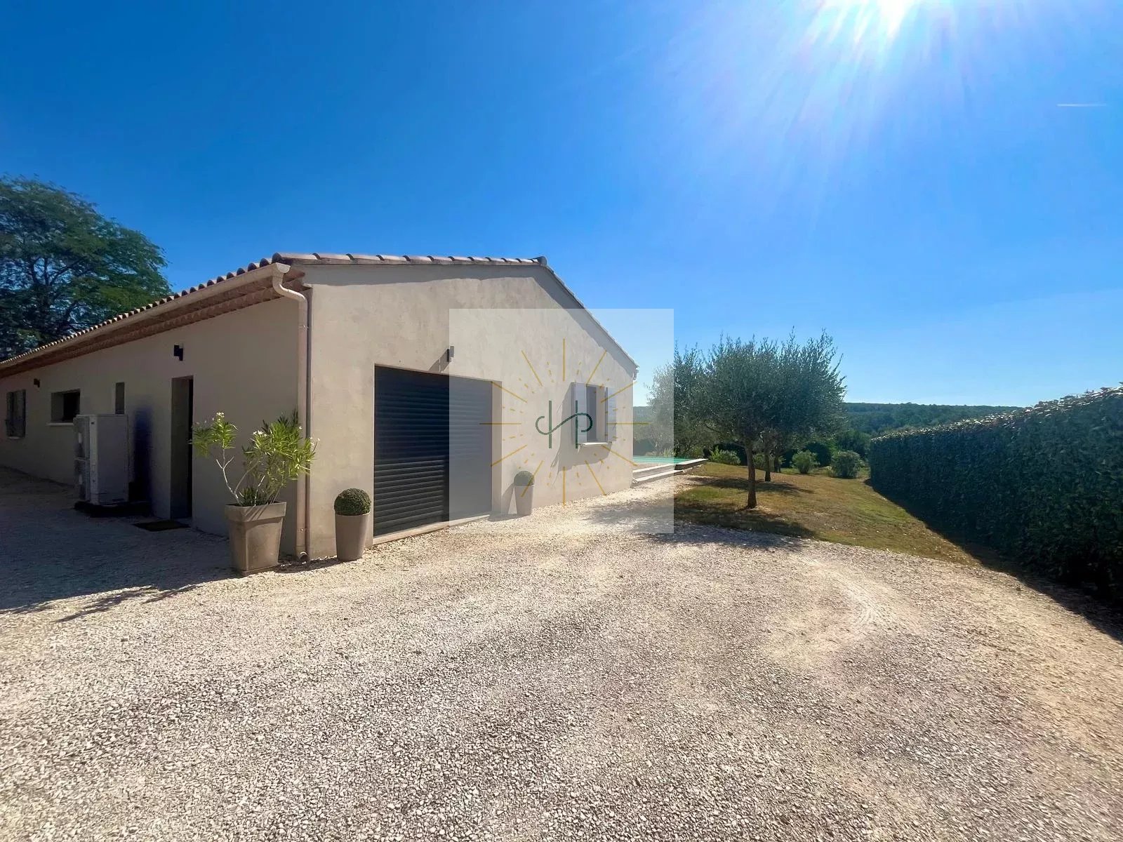 Villa contemporaine de plain-pied avec vue dégagée et piscine