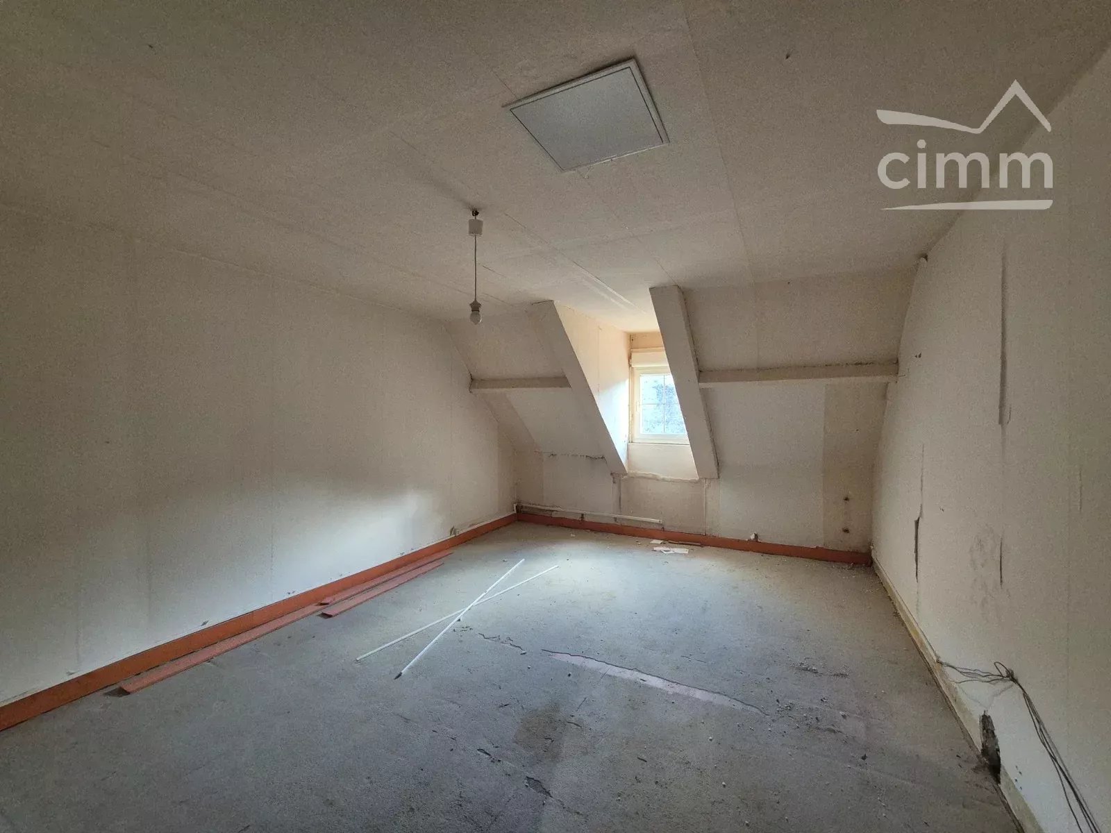 Maison de 150 m² avec 6 chambres, cave voûtée et double garage – Menars – Terrain 1 350 m²