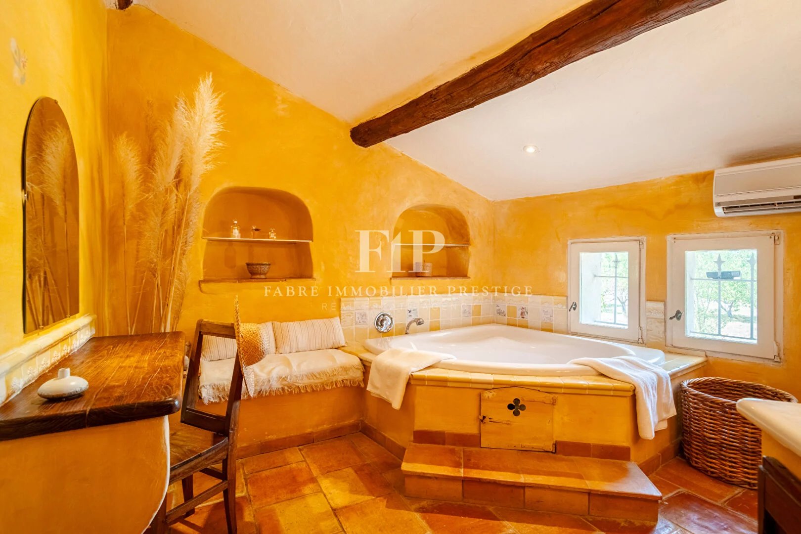 Mas/Magnanerie du XVIIIème siècle au coeur du Luberon - 490m2- Vues panoramiques proche Aix-en-Provence-Lourmarin et Avignon
