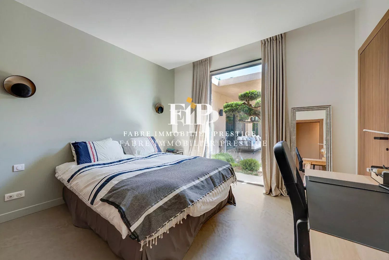 Maison contemporaine de 230m2 environ récente à 10min du centre d' Aix-en-Provence (sud/ouest)