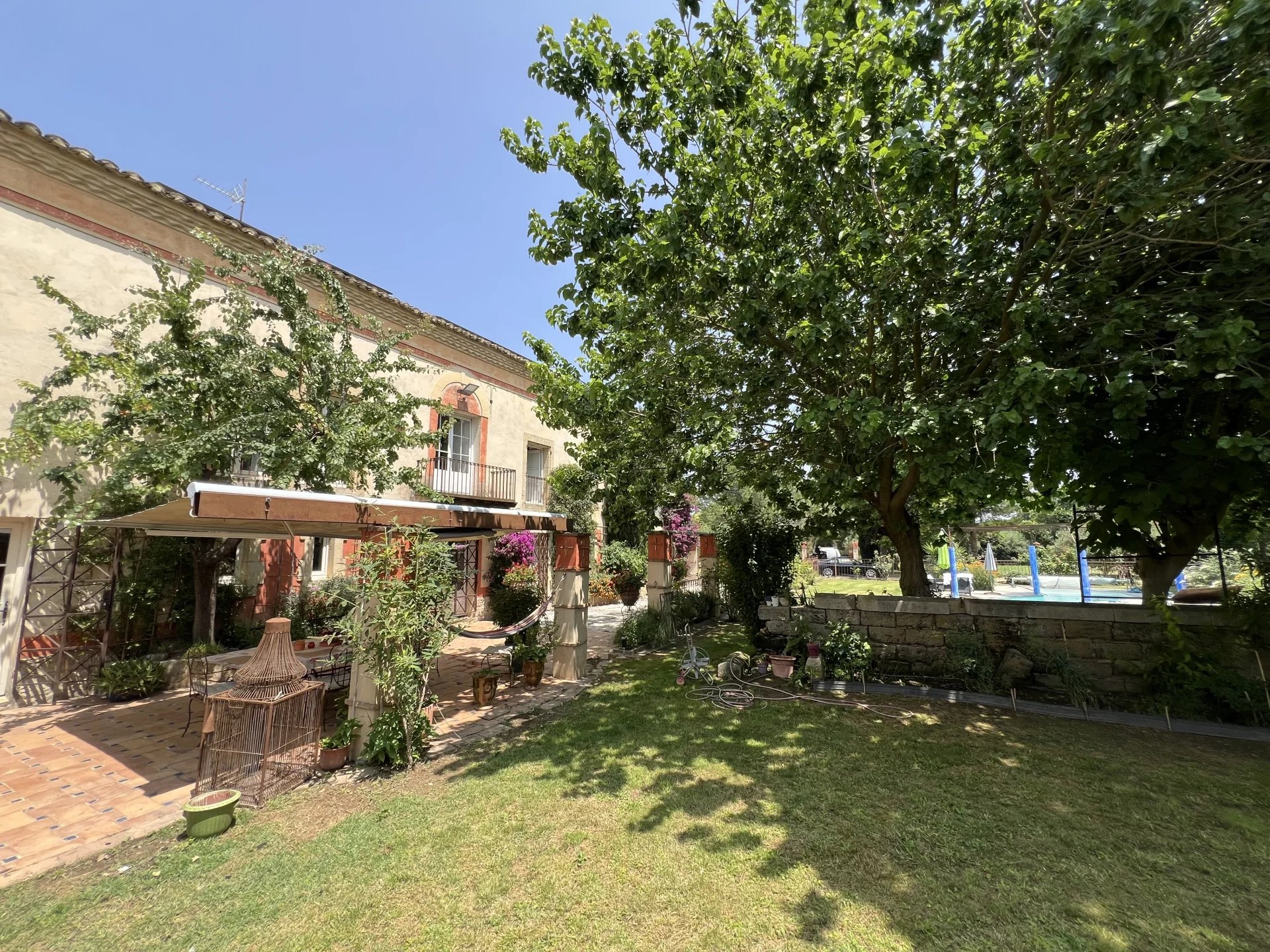 Cailar, Mas 380m² plus 120m² de combles à aménager, 6chs sur parcelle 8000m² avec piscine