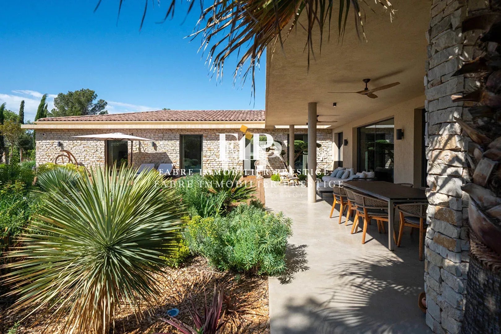 Maison contemporaine de 230m2 environ récente à 10min du centre d' Aix-en-Provence (sud/ouest)
