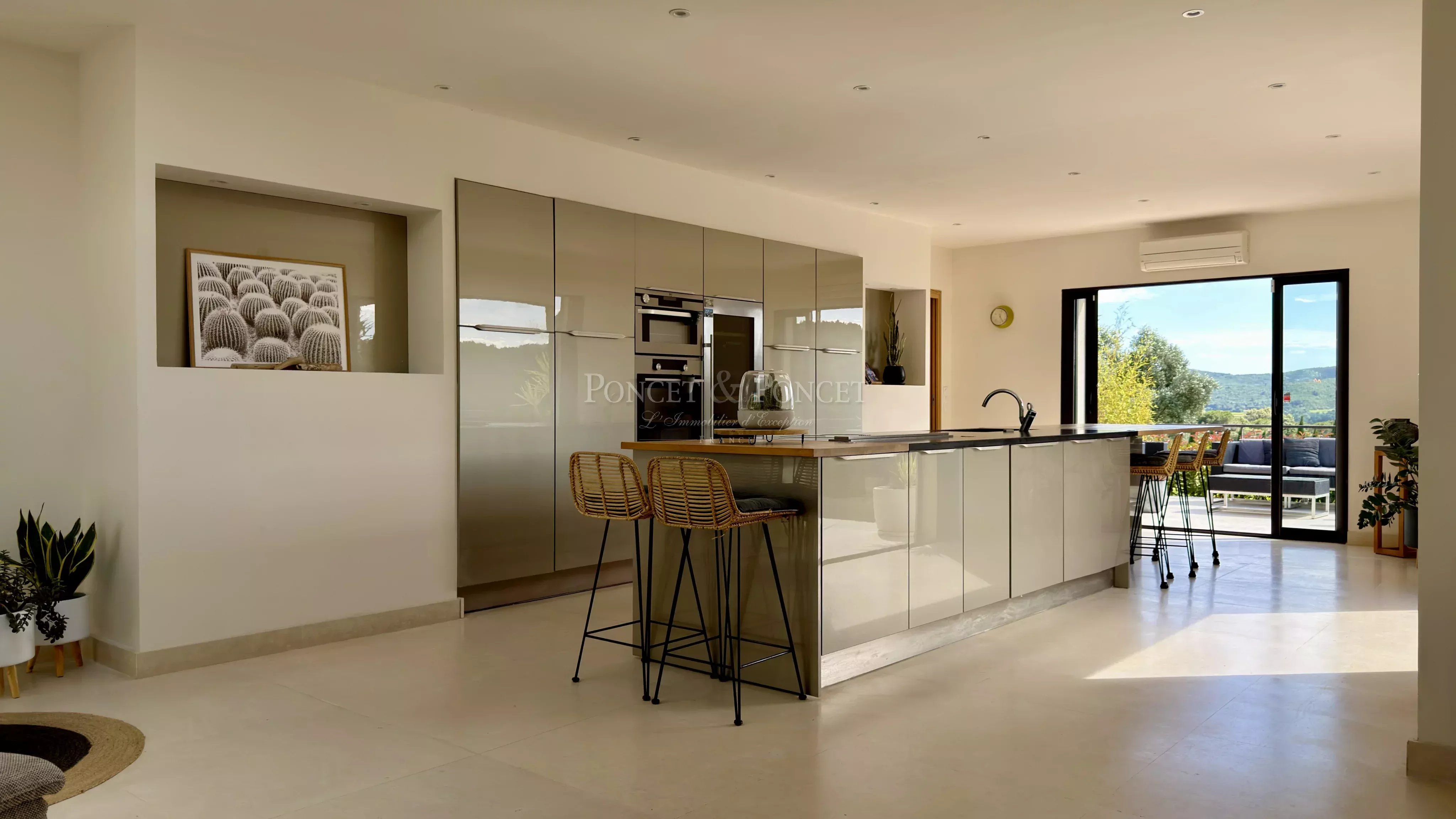 Villa contemporaine de plain pied avec avec vue panoramique sur les vignes et les collines environnantes