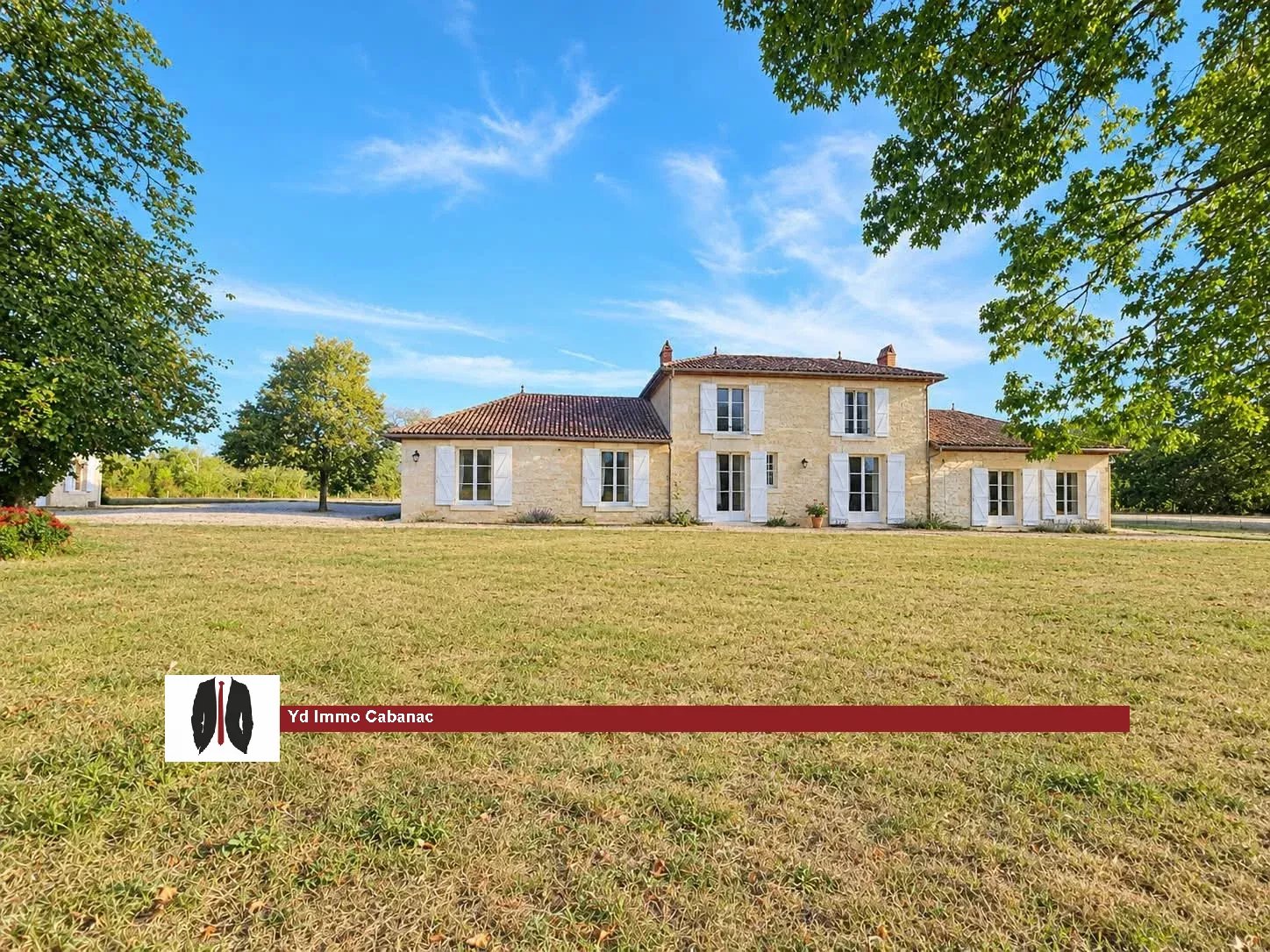 À LOUER – Propriété de caractère en pierre avec maison principale, maison de gardien et vaste terrain