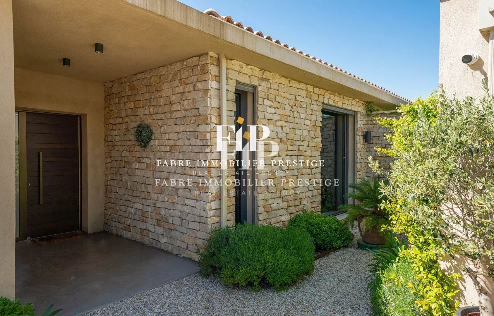 Maison contemporaine de 230m2 environ récente à 10min du centre d' Aix-en-Provence (sud/ouest)