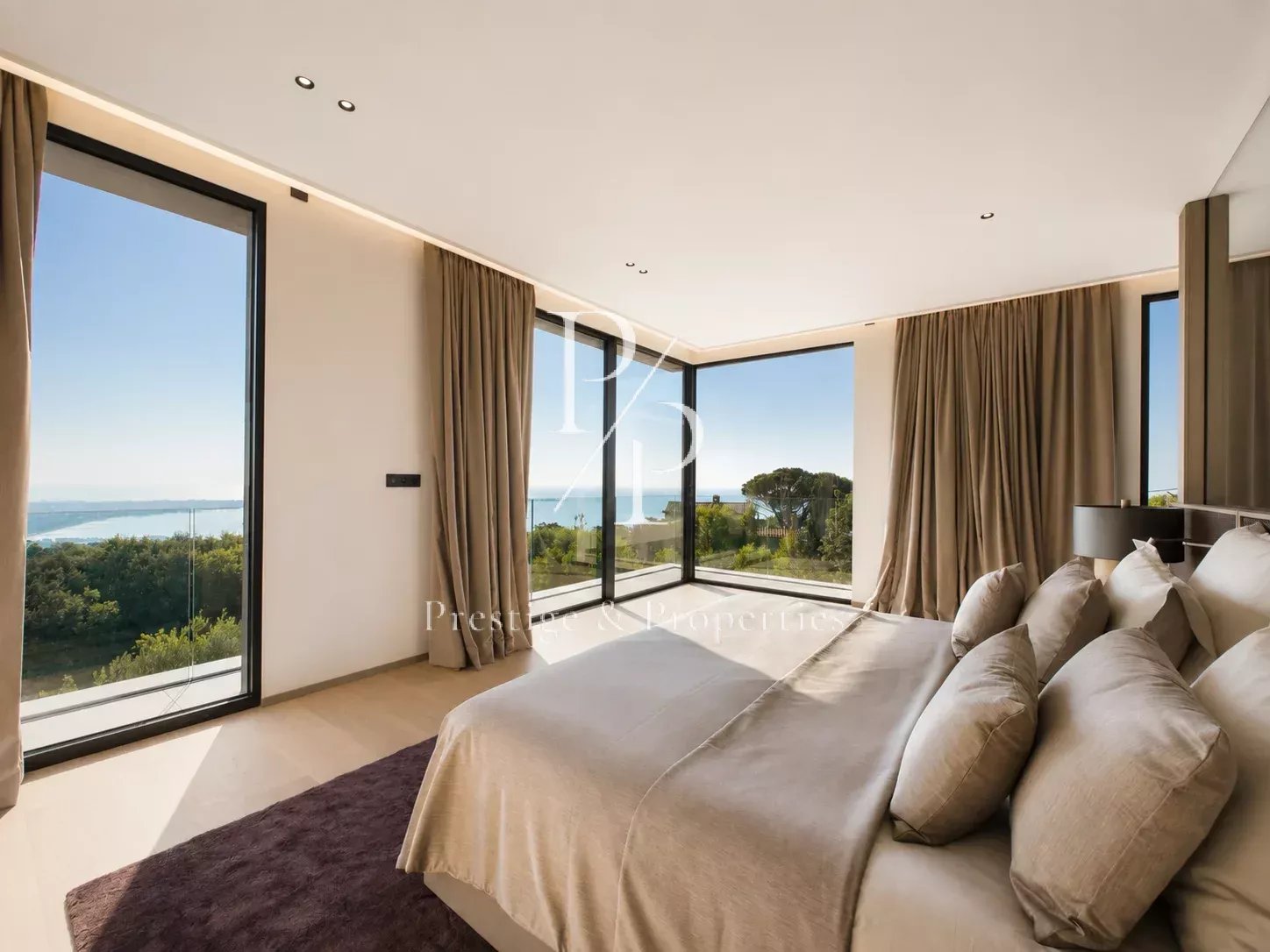A vendre - Villa Neuve - 525m2 - Garage 10 voitures - Annexe - Vue mer panoramique - Super Cannes