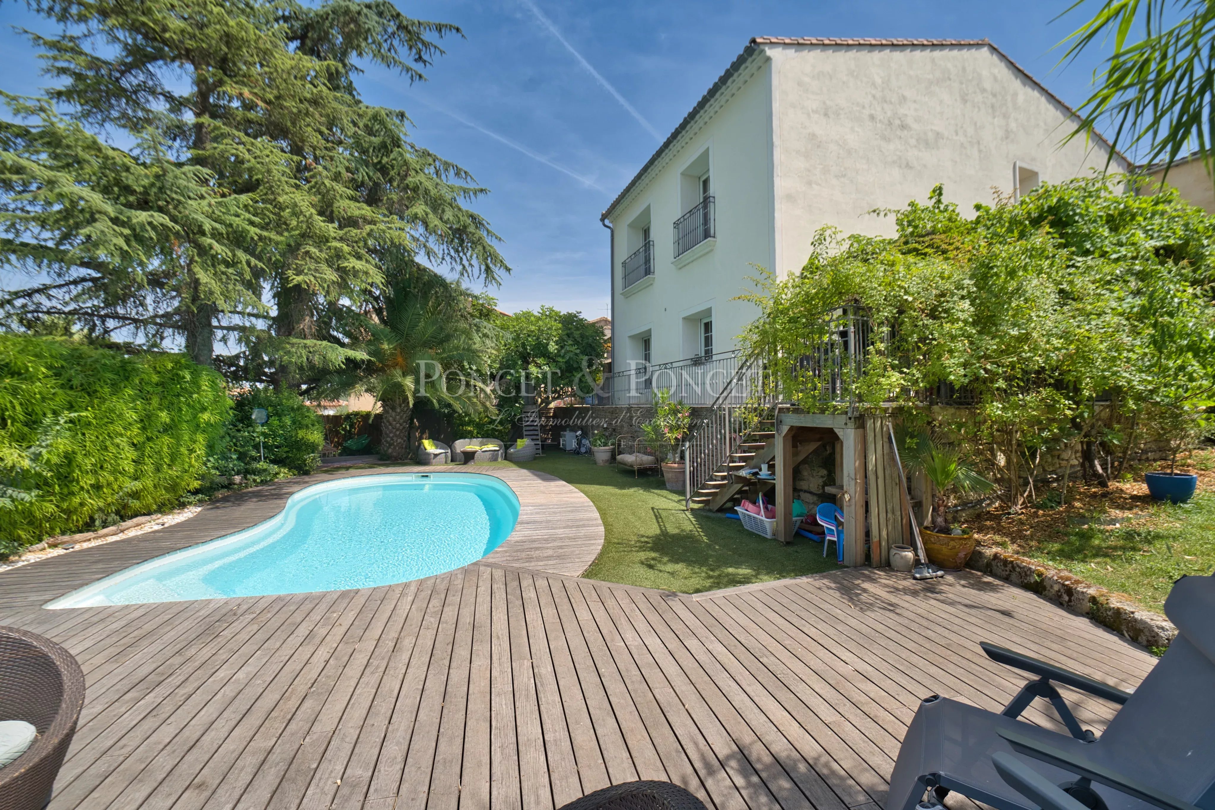 Maison en plein coeur du village avec vue dominante