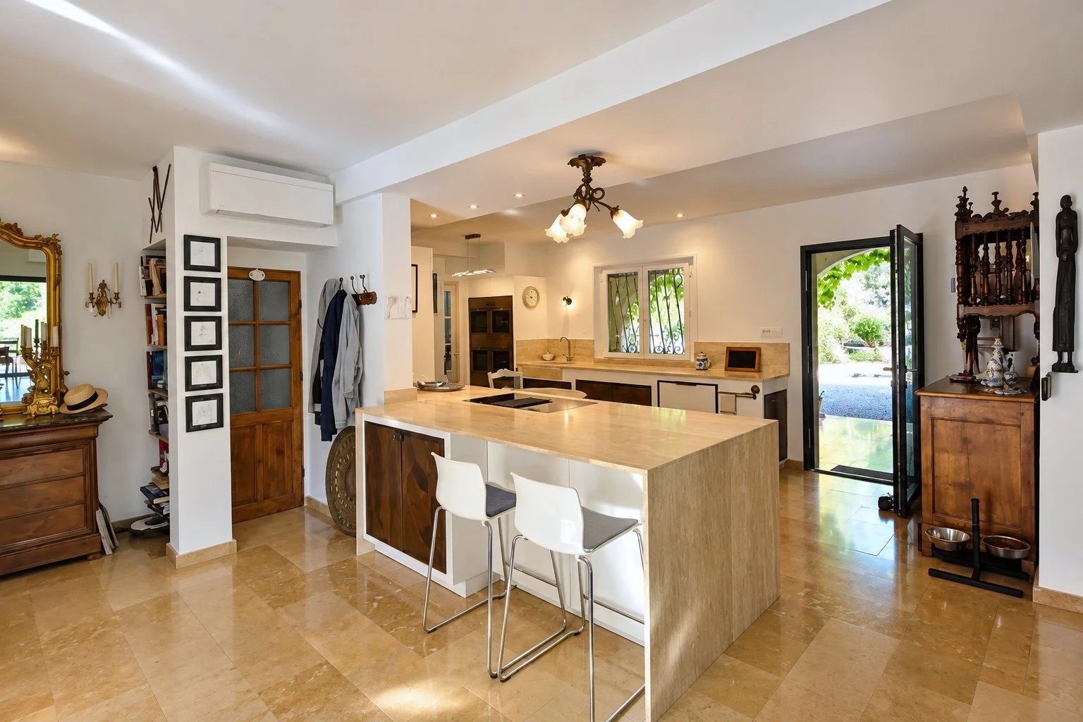 Tourrettes – Villa 220 m² avec piscine, studio indépendant et terrain de 5 840 m²