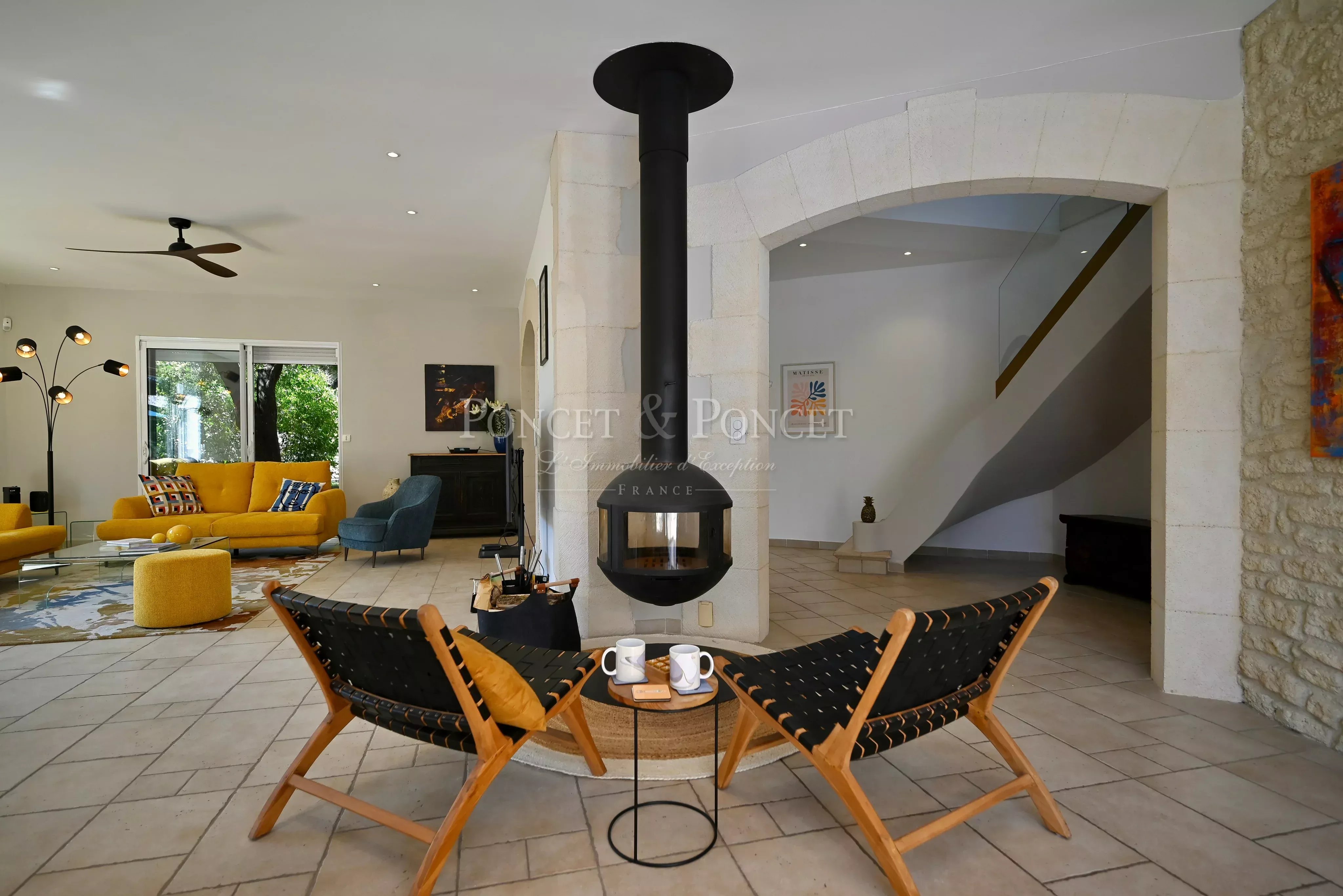 Villa récente rénovée avec élégance.