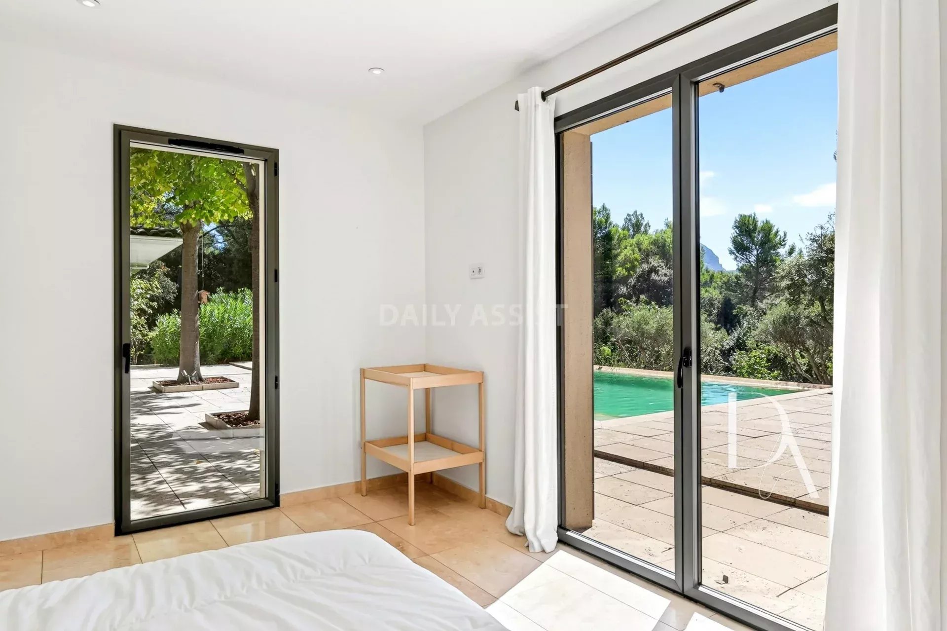 Villa contemporaine avec piscine à Saint-Marc-Jaumegarde – 214 m² au cœur d’un parc de 4 000 m²