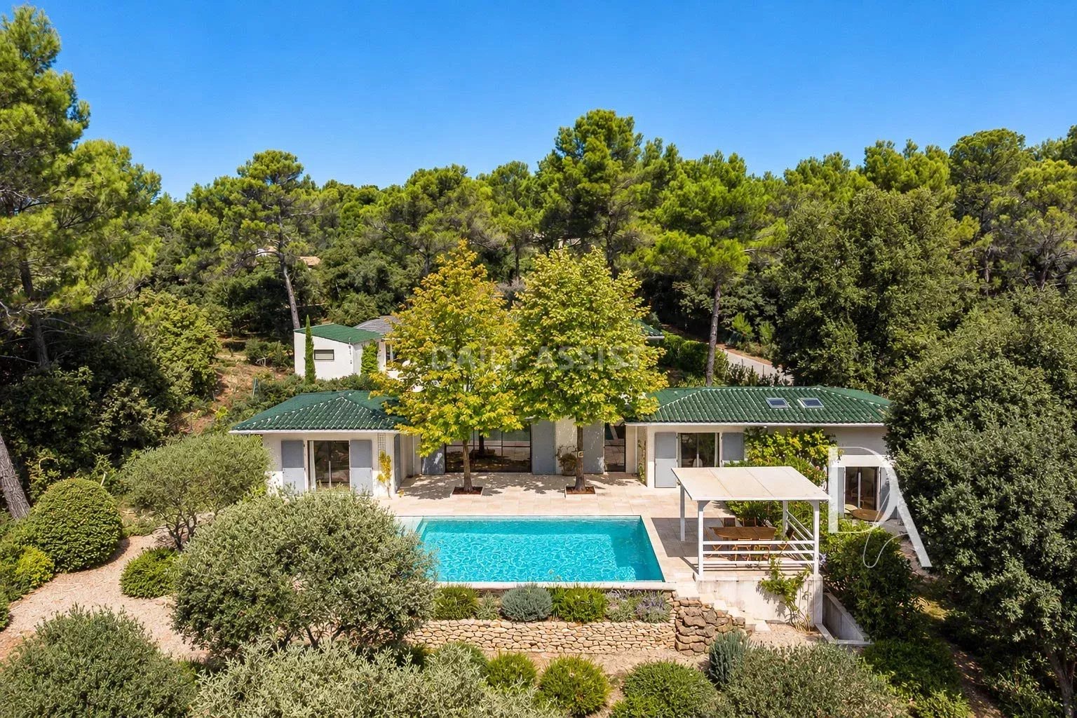 Villa contemporaine avec piscine à Saint-Marc-Jaumegarde – 214 m² au cœur d’un parc de 4 000 m²