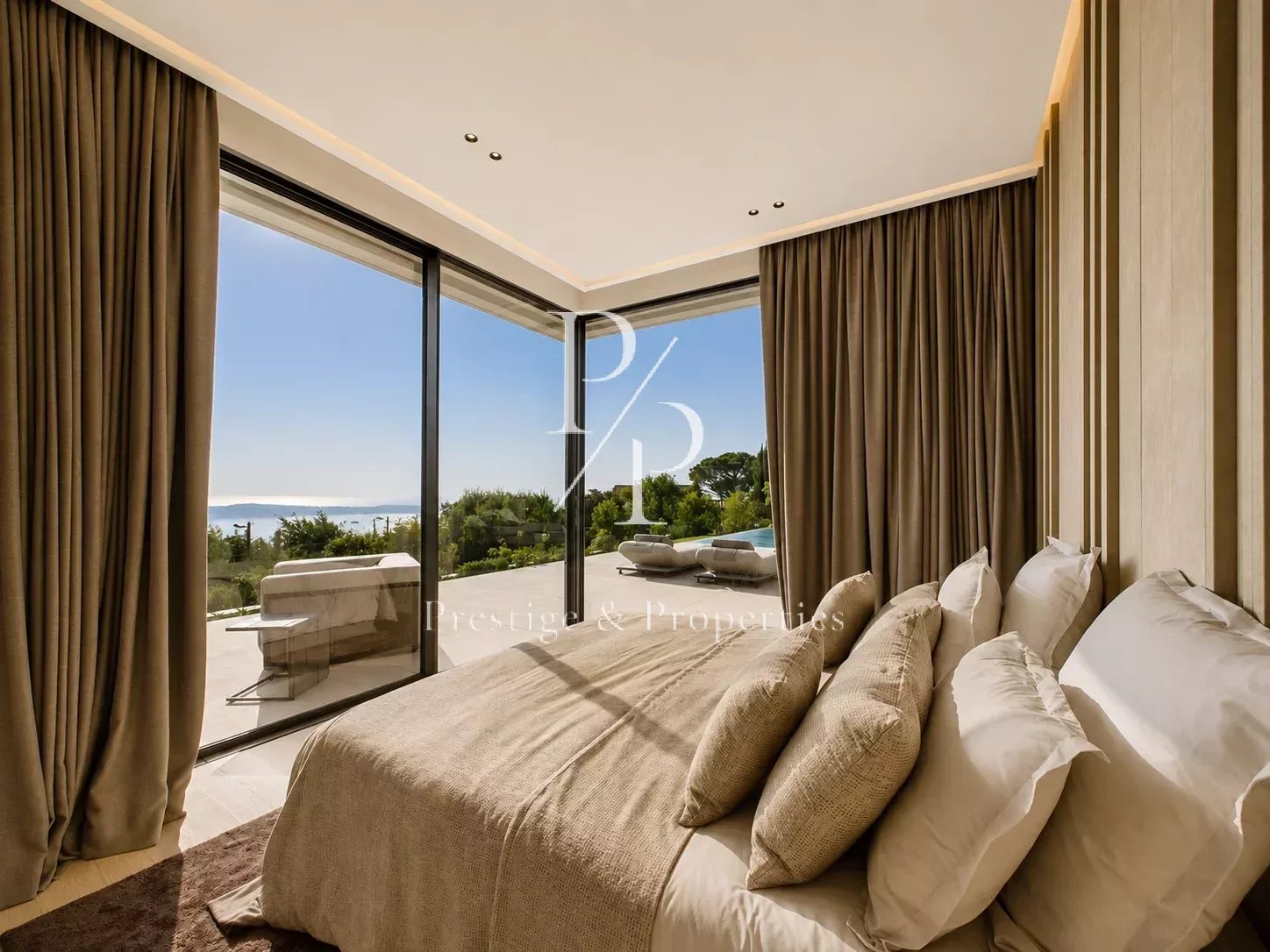 A vendre - Villa Neuve - 525m2 - Garage 10 voitures - Annexe - Vue mer panoramique - Super Cannes