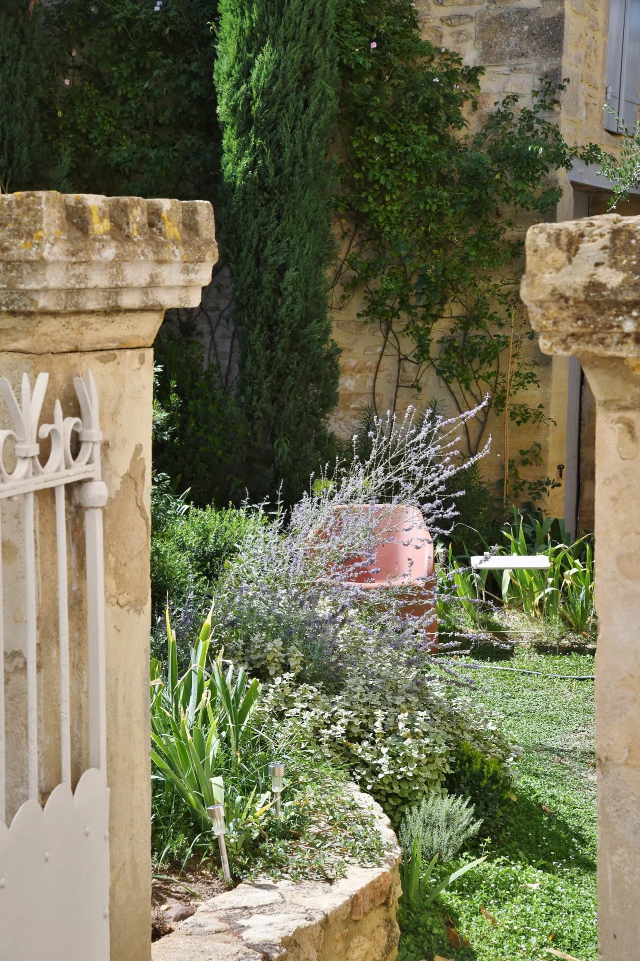 Maison de village avec jardin, bassin de nage et dépendance...