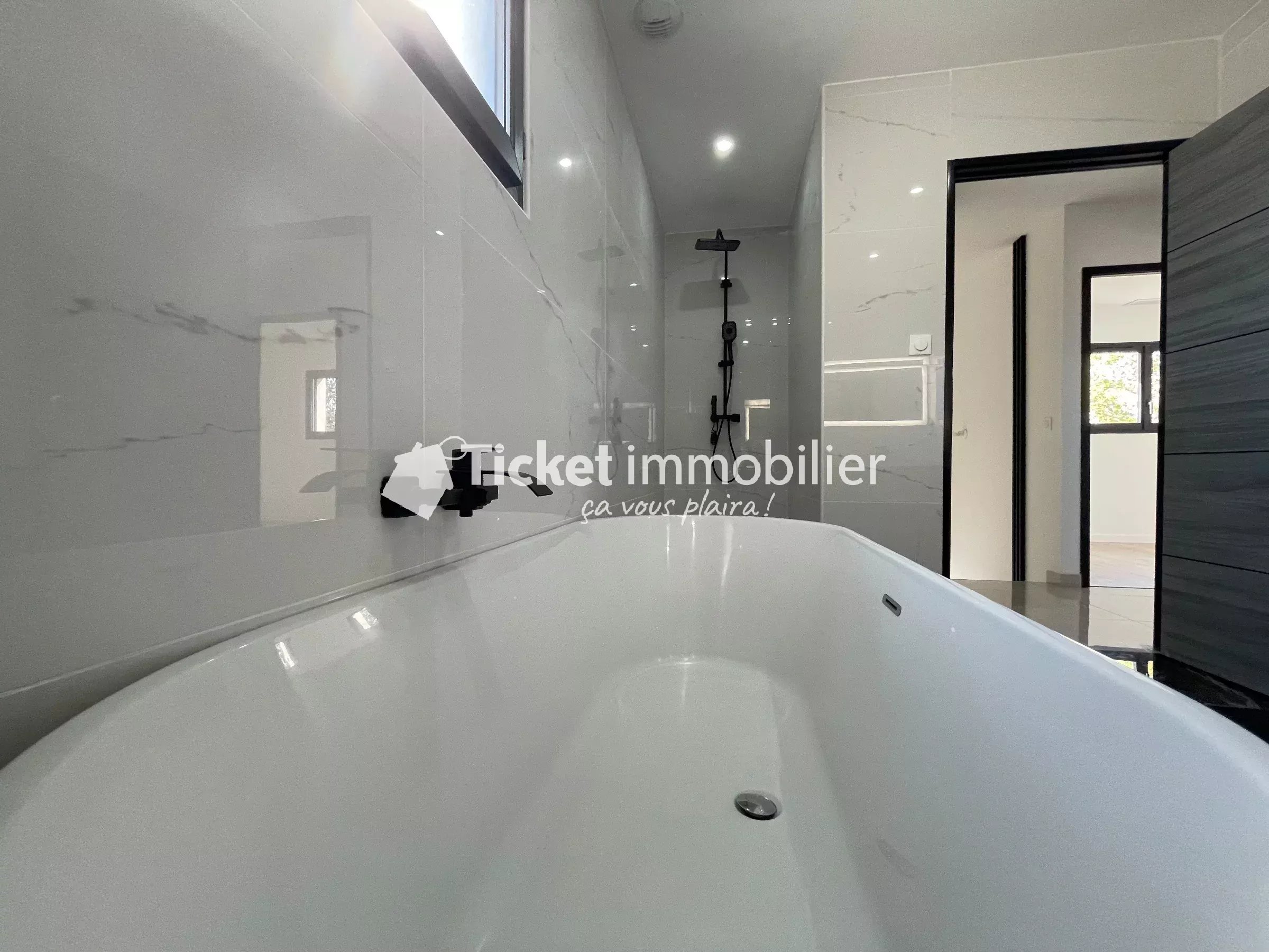 🏡 Maison contemporaine d'exception avec piscine