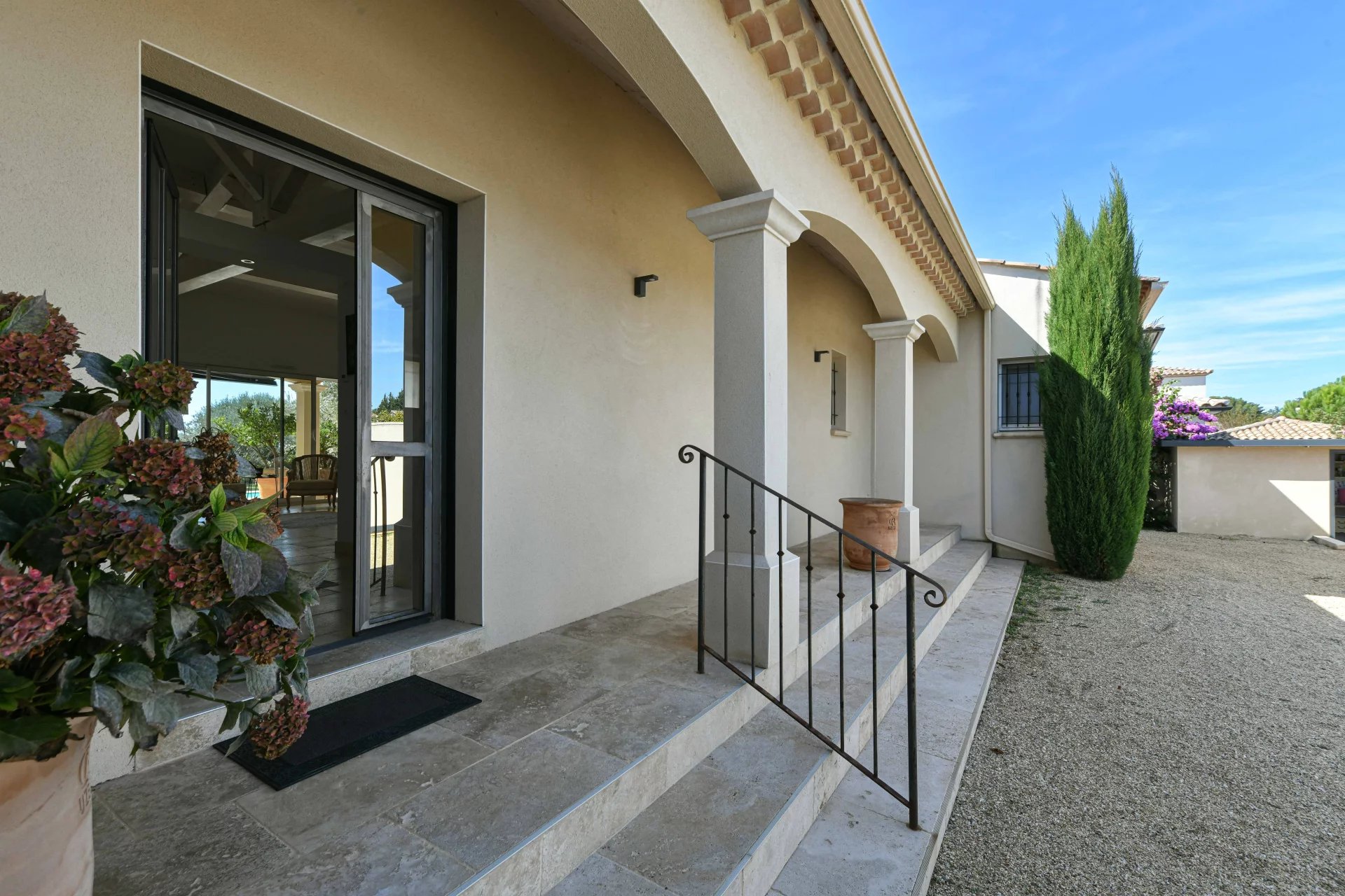 Elegant Single-Storey Property of 196 m² with Pool
