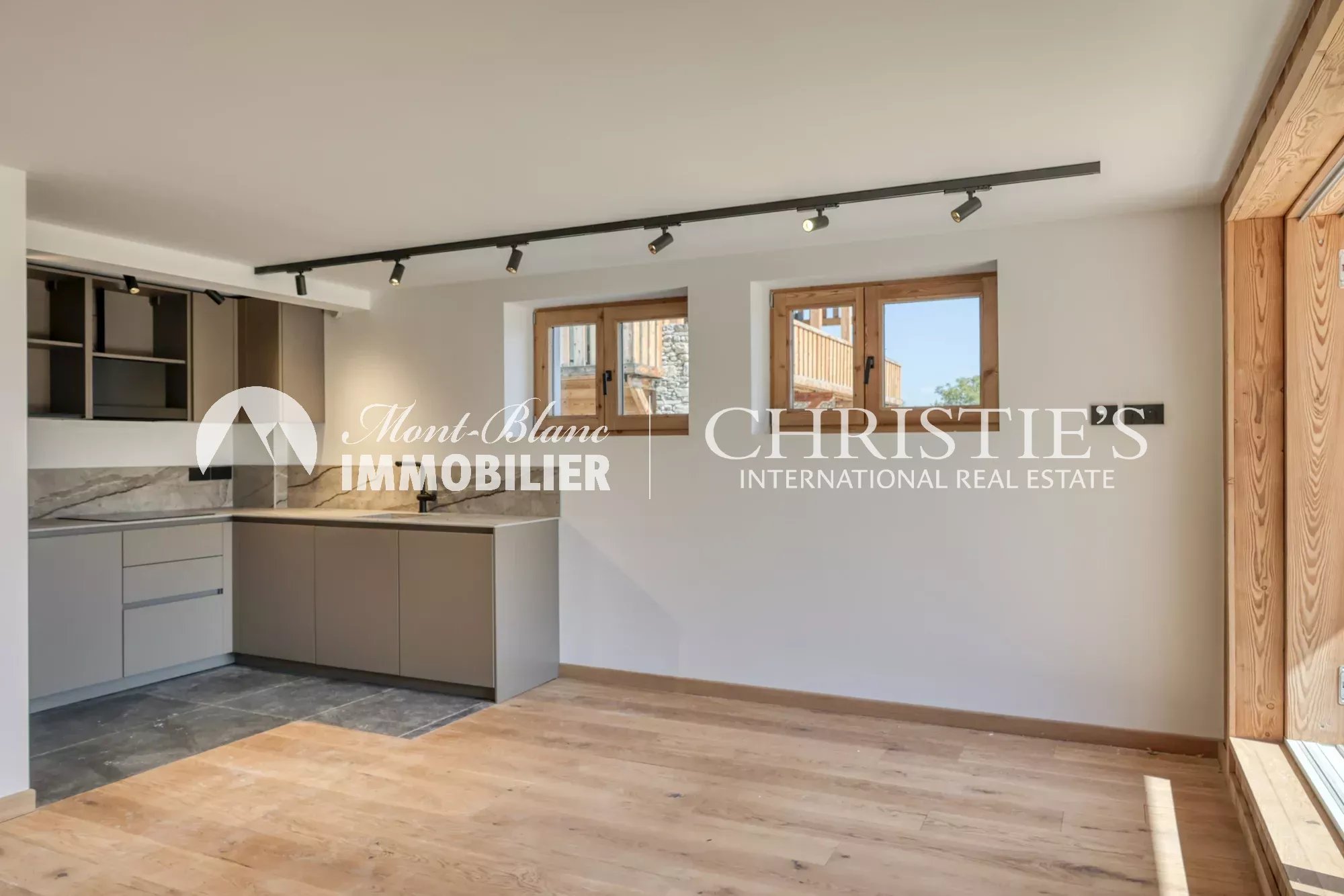 APPARTEMENT - REZ DE JARDIN DROITE