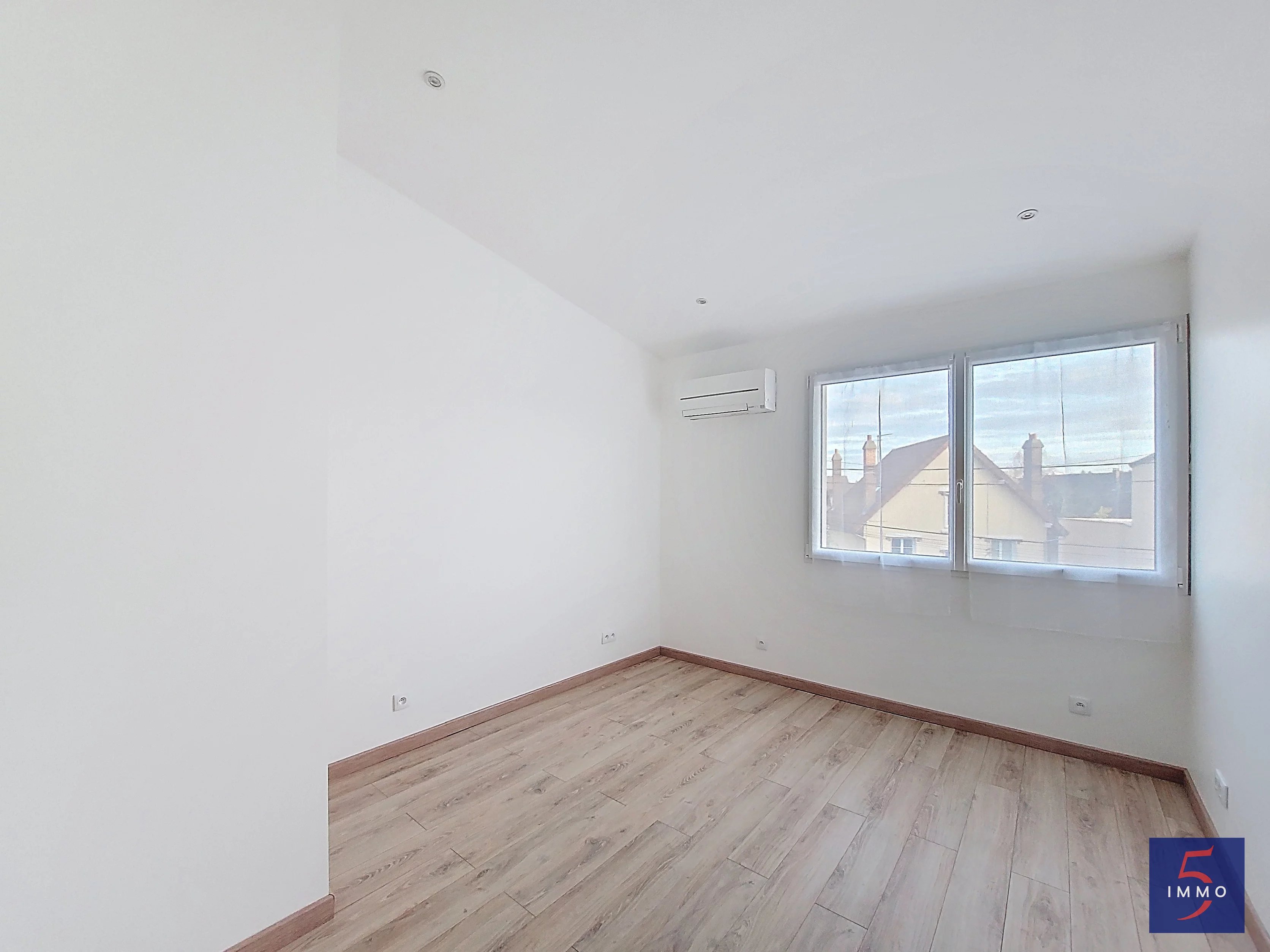 Maison d’architecte 2025 – 5 chambres – Volumes et prestations de qualité