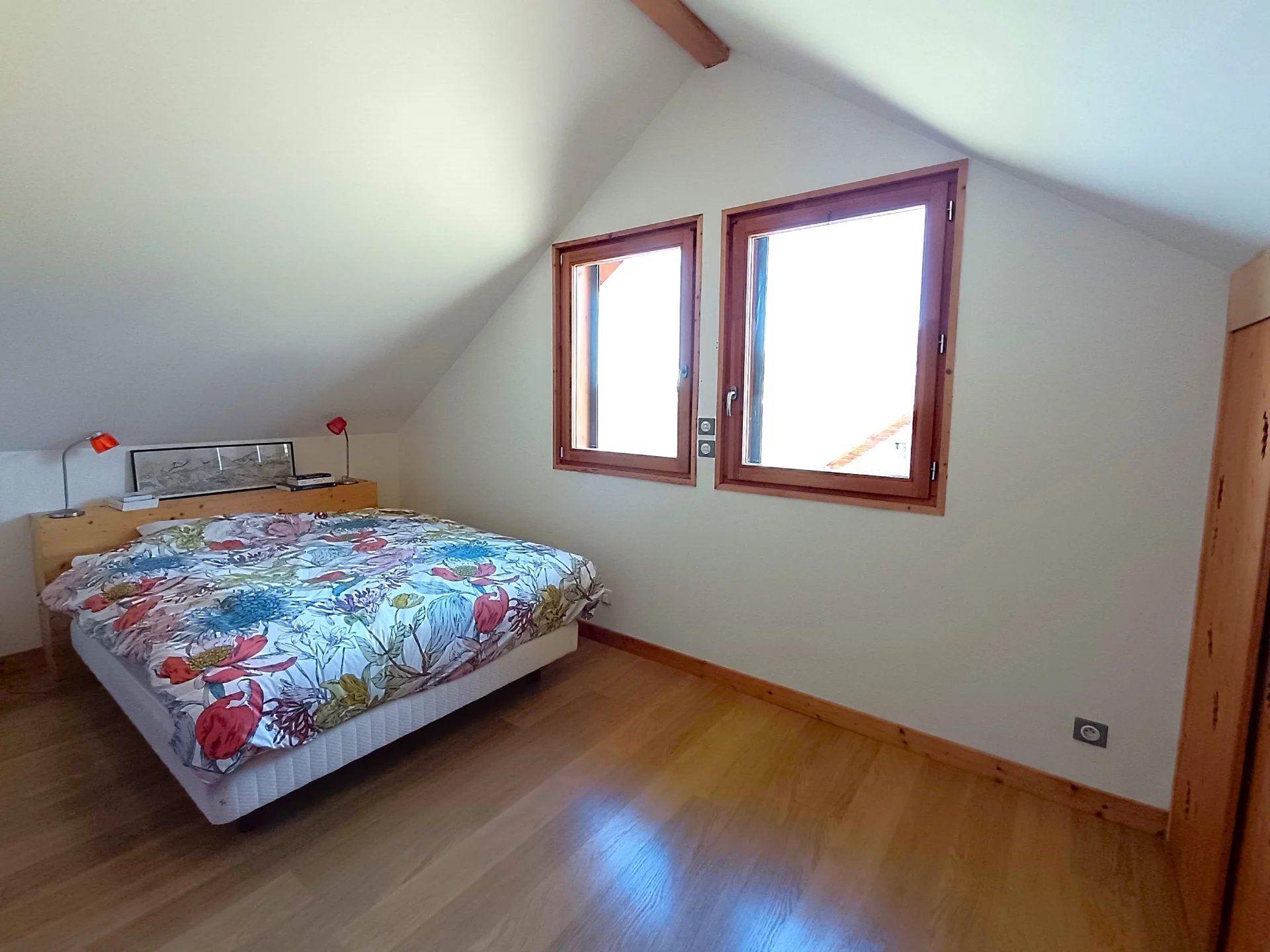 Villard de Lans. Very beautiful 116m2 wooden frame house, with magnificent views of the mountains! Garden and 2 garages.