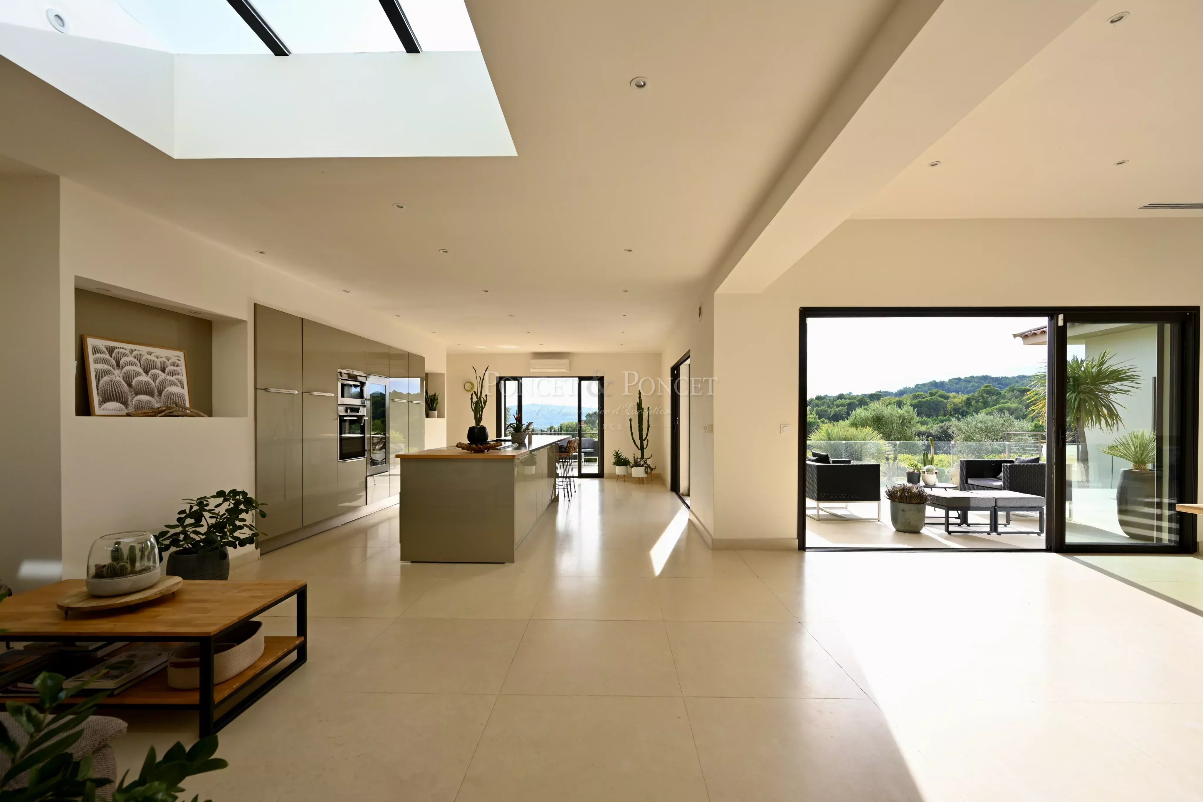 Villa contemporaine de plain pied avec avec vue panoramique sur les vignes et les collines environnantes